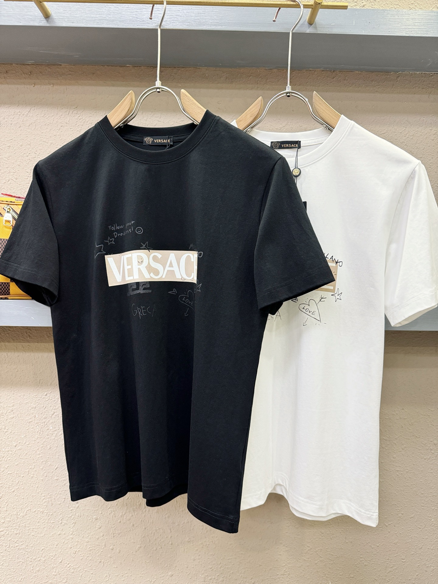 Versace 范思哲 顶级品质 2026新品短袖！原版定制面料，手感柔软。顶级进口私货，时尚设计潮流短