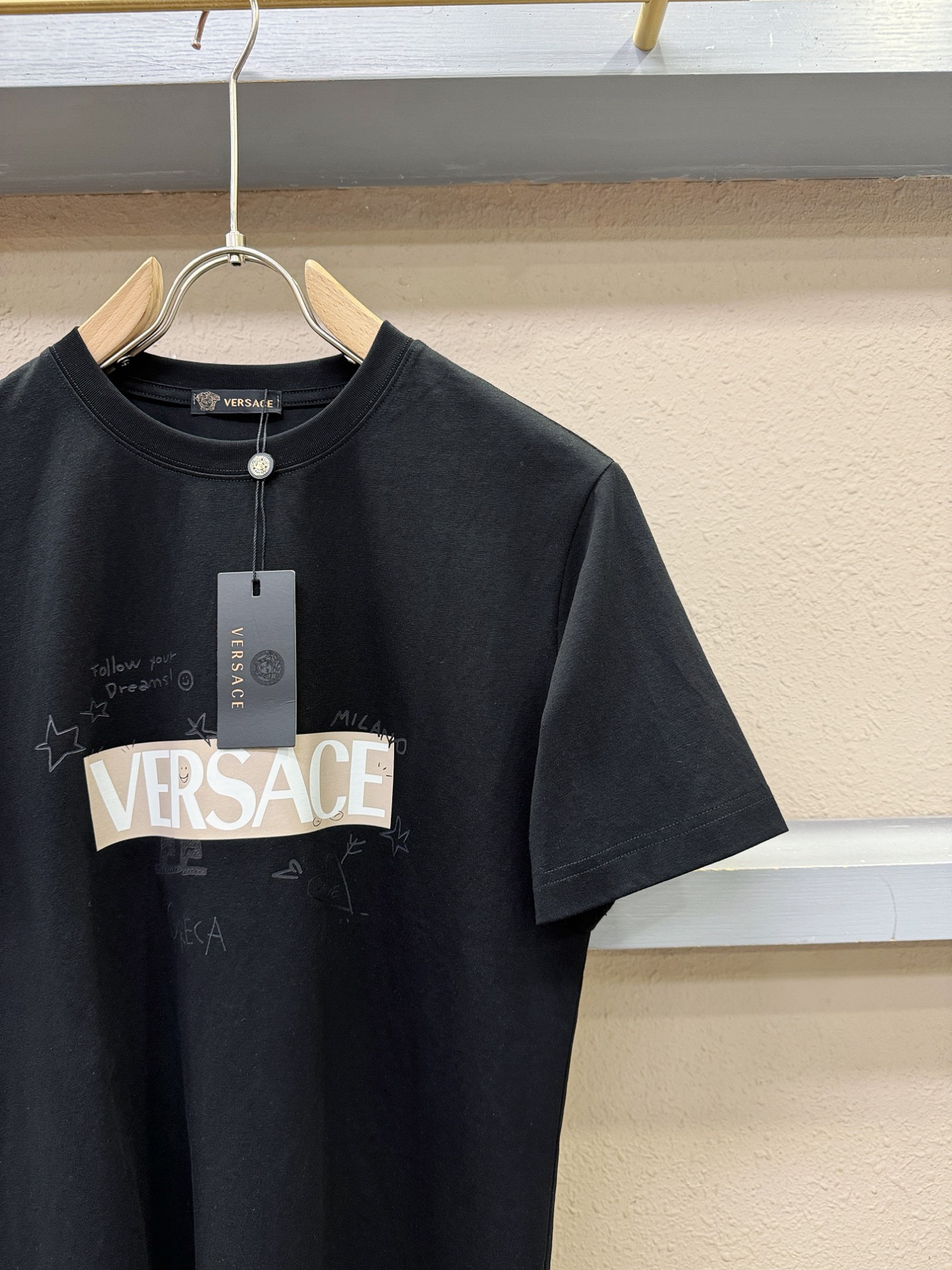 Versace 范思哲 顶级品质 2026新品短袖！原版定制面料，手感柔软。顶级进口私货，时尚设计潮流短