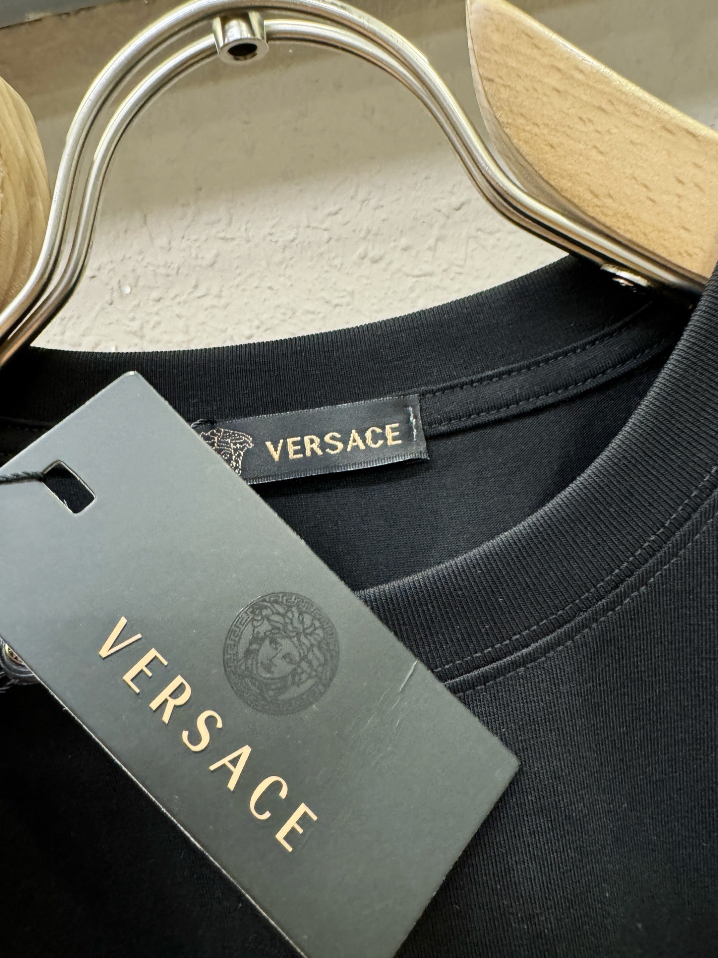 Versace 范思哲 顶级品质 2026新品短袖！原版定制面料，手感柔软。顶级进口私货，时尚设计潮流短