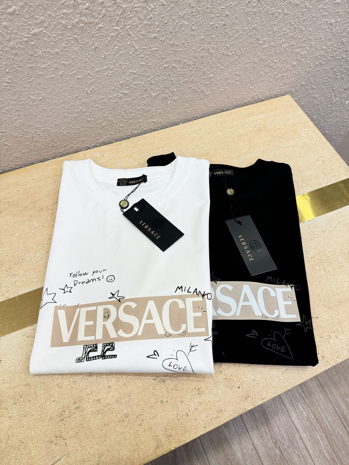 Versace 范思哲 顶级品质 2026新品短袖！原版定制面料，手感柔软。顶级进口私货，时尚设计潮流短
