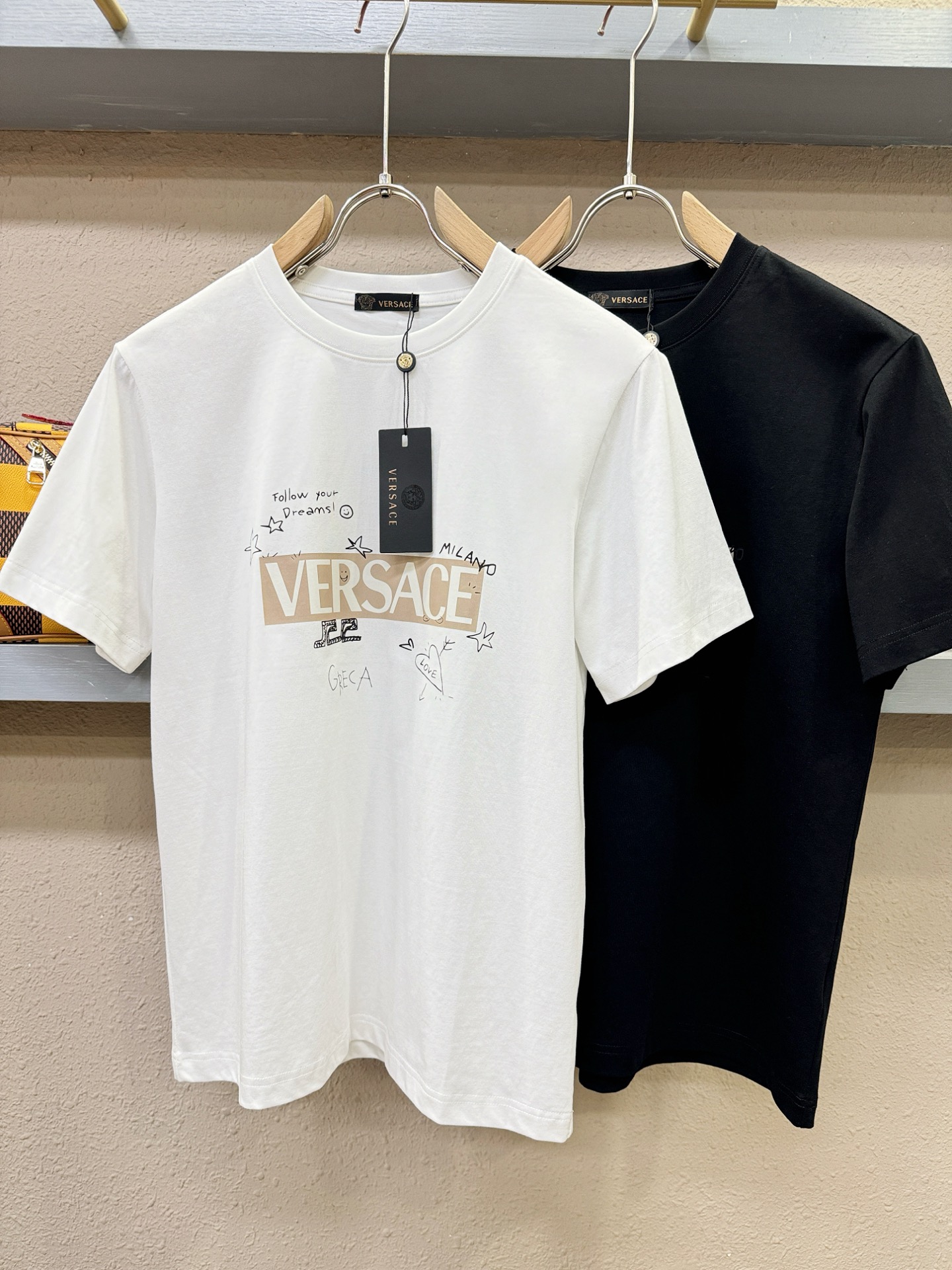 Versace 范思哲 顶级品质 2026新品短袖！原版定制面料，手感柔软。顶级进口私货，时尚设计潮流短