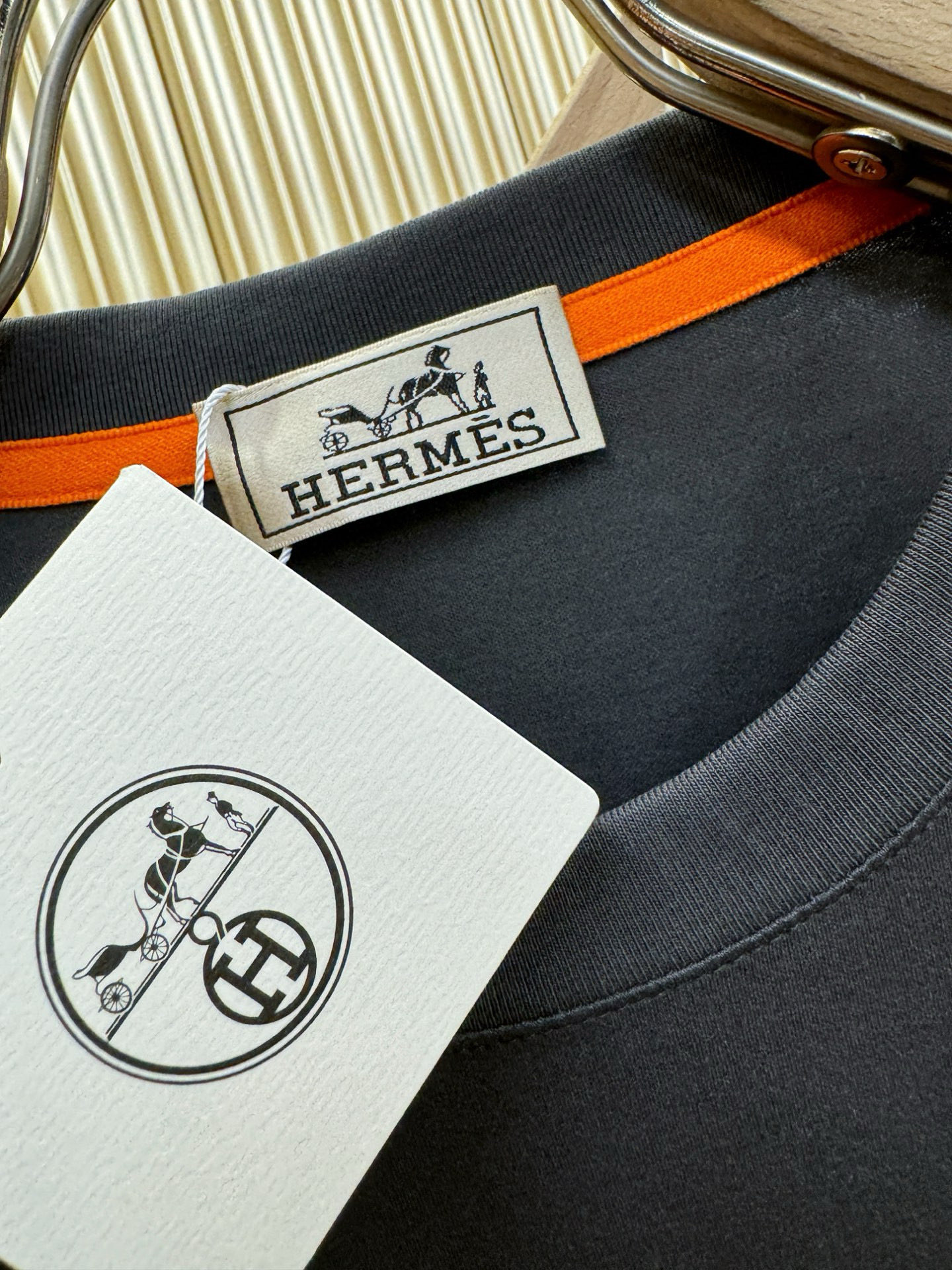 Hermès爱马仕  2026春夏新品天丝短袖，重工刺绣🪡天丝面料，手感柔软。顶级进口私货，时尚设计潮流