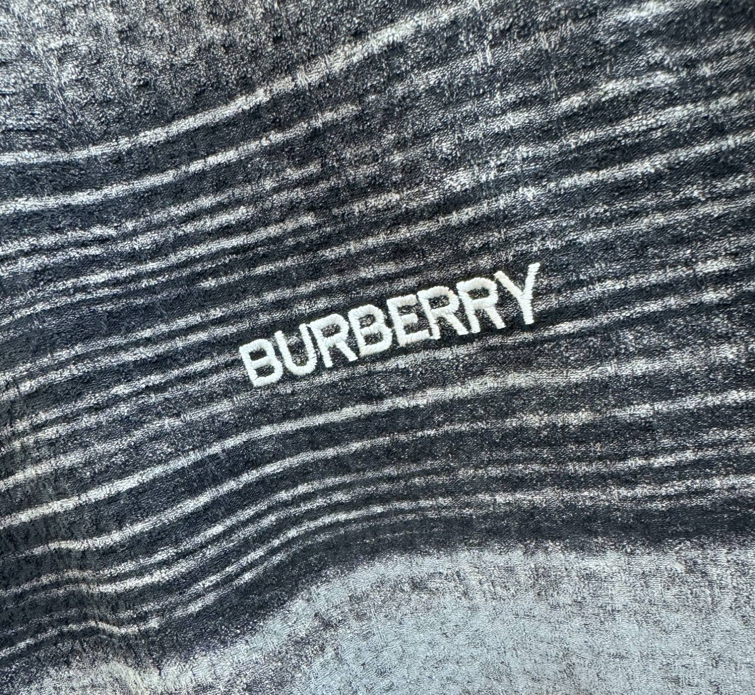 BURBERRY巴宝莉 顶级品质 2026新品短袖！原版定制面料，手感柔软。顶级进口私货，时尚设计潮流短