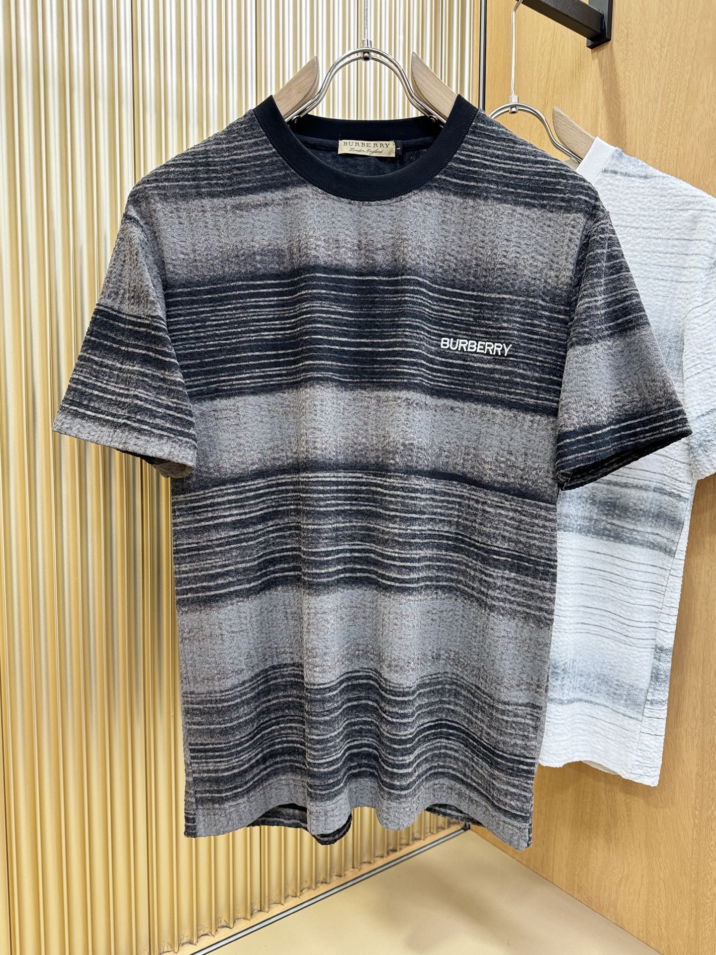 BURBERRY巴宝莉 顶级品质 2026新品短袖！原版定制面料，手感柔软。顶级进口私货，时尚设计潮流短