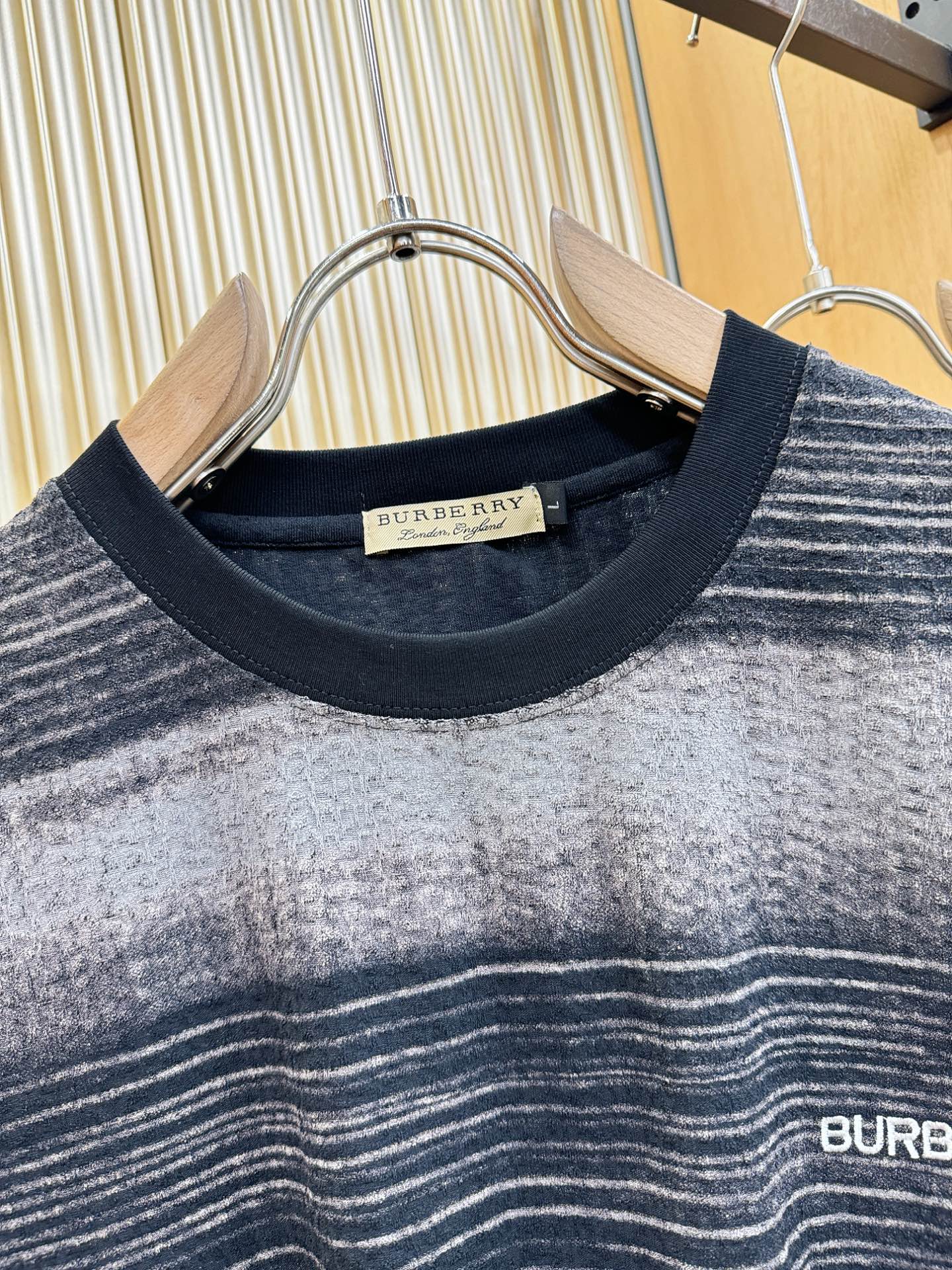 BURBERRY巴宝莉 顶级品质 2026新品短袖！原版定制面料，手感柔软。顶级进口私货，时尚设计潮流短