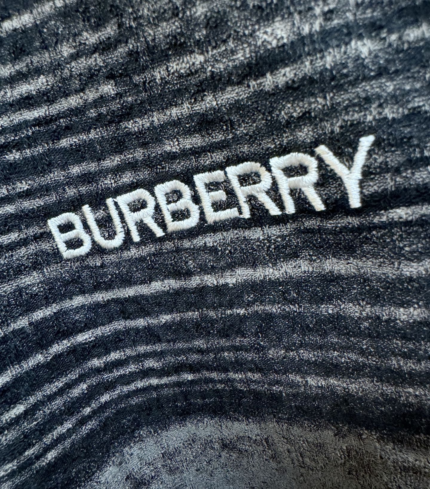 BURBERRY巴宝莉 顶级品质 2026新品短袖！原版定制面料，手感柔软。顶级进口私货，时尚设计潮流短