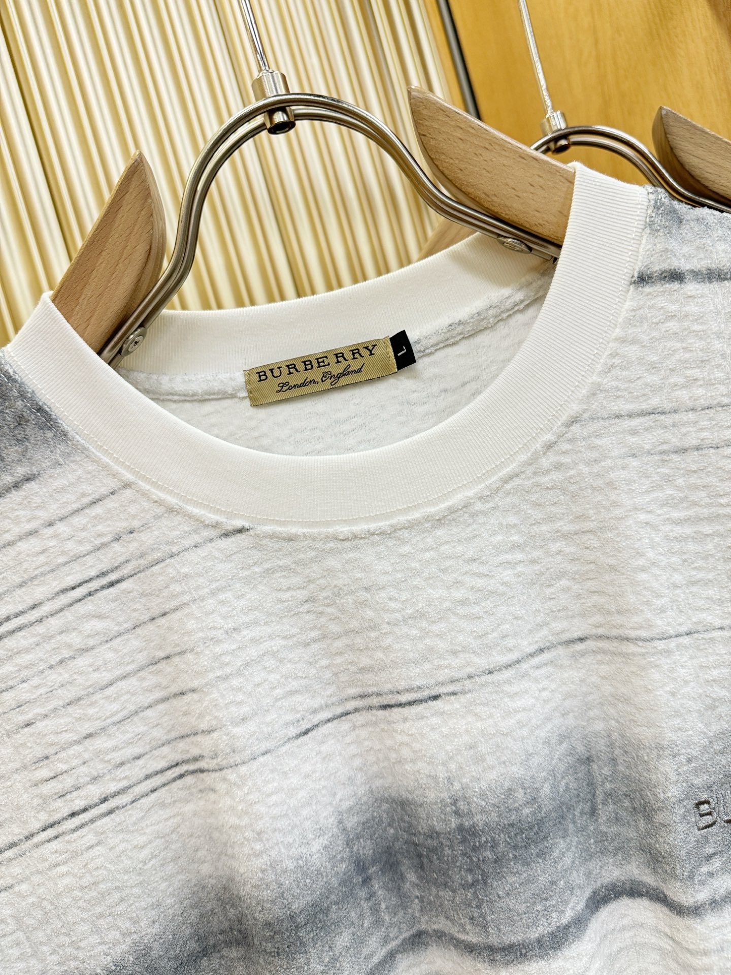 BURBERRY巴宝莉 顶级品质 2026新品短袖！原版定制面料，手感柔软。顶级进口私货，时尚设计潮流短