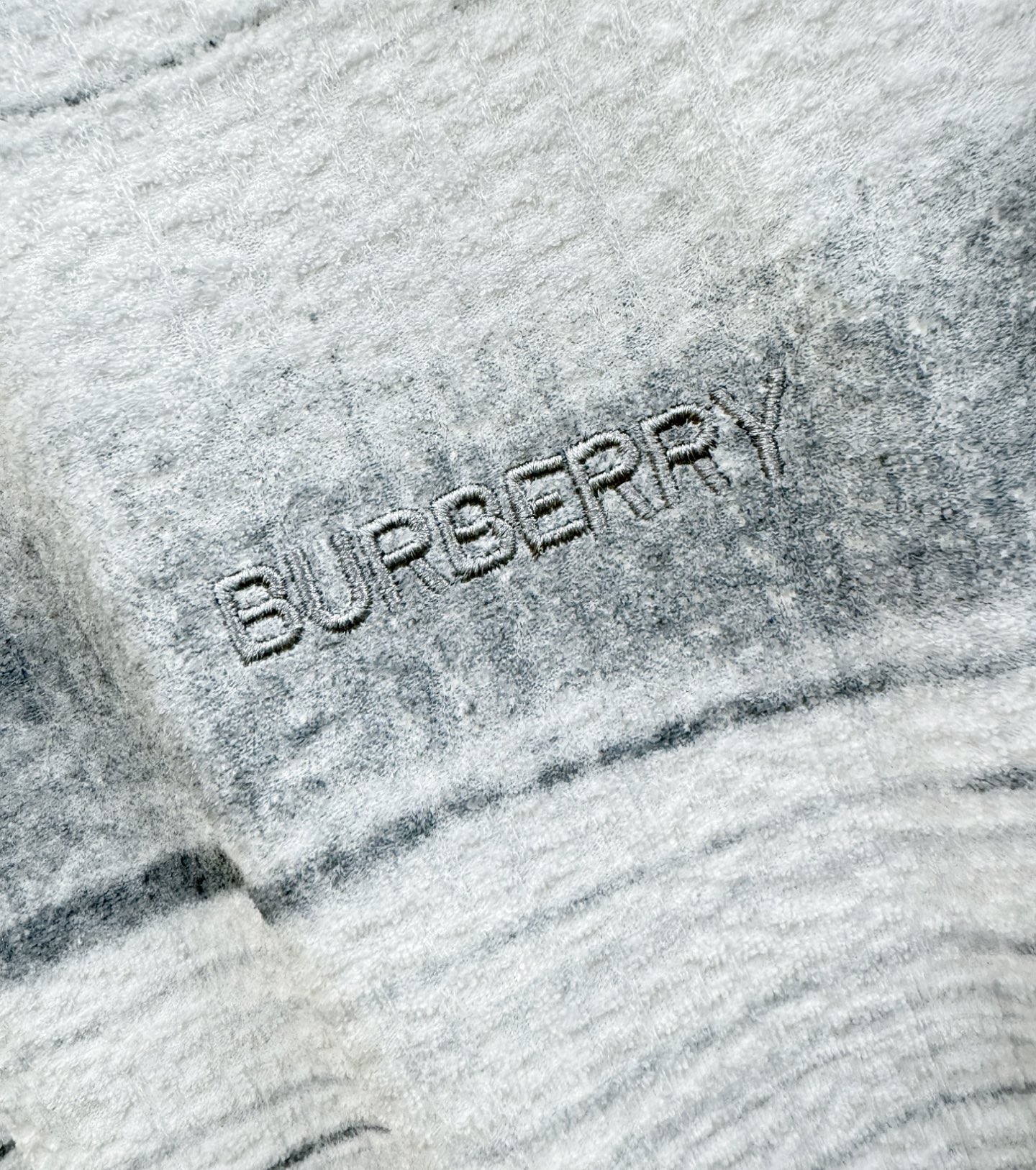 BURBERRY巴宝莉 顶级品质 2026新品短袖！原版定制面料，手感柔软。顶级进口私货，时尚设计潮流短