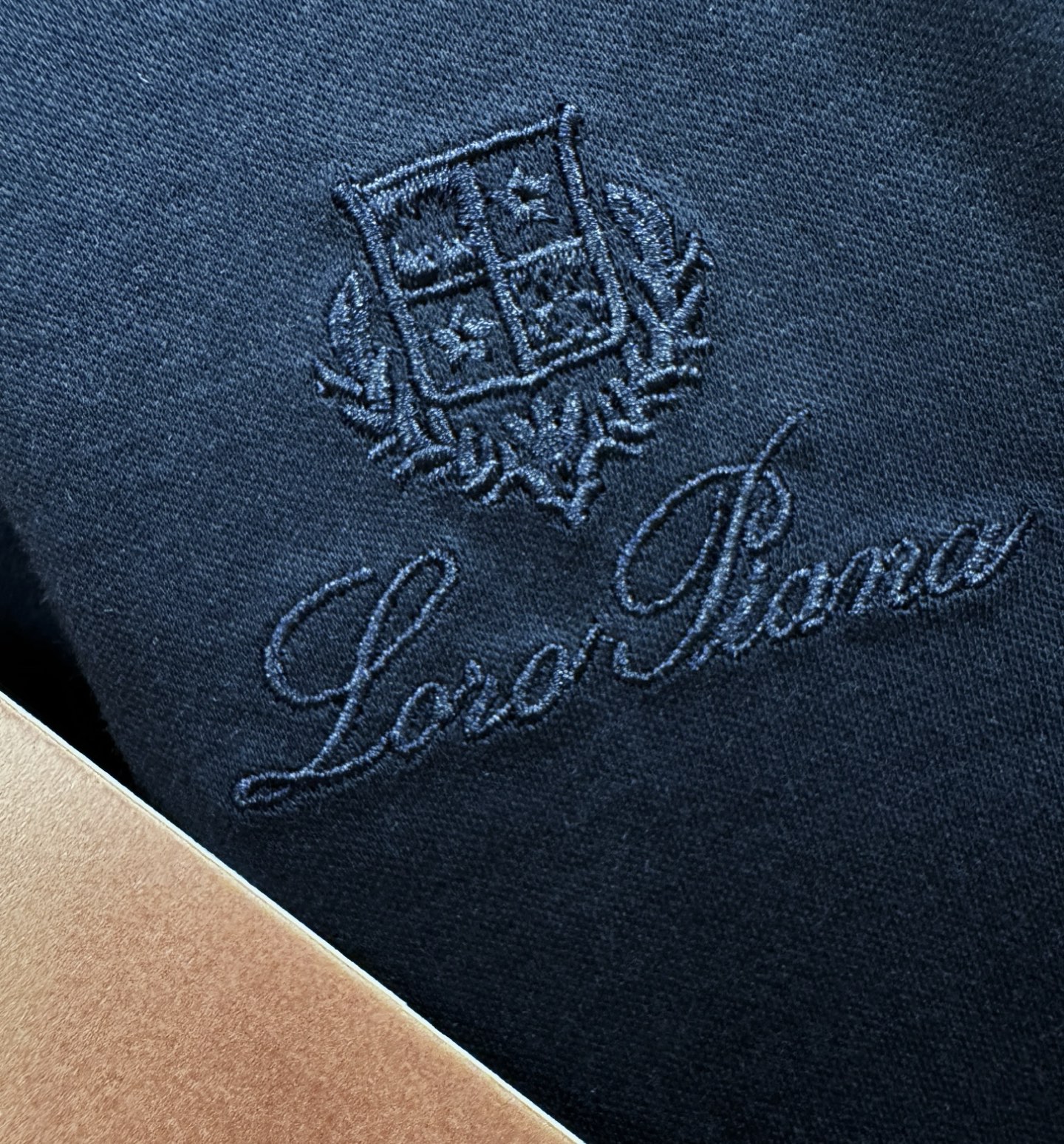 Loro Piana诺悠翩雅 顶级品质 2026新品短袖！原版定制面料，手感柔软。顶级进口私货，时尚设计
