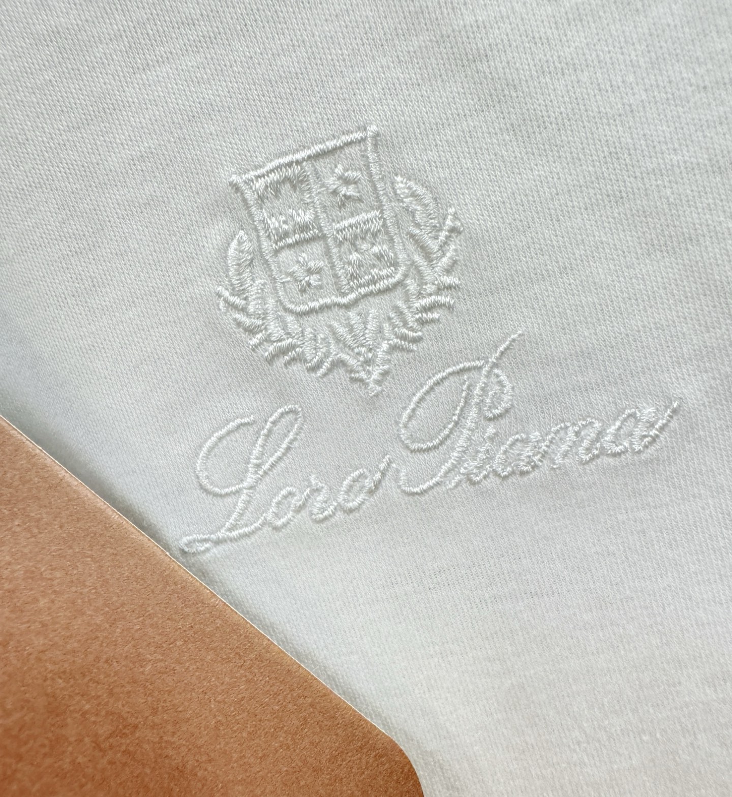 Loro Piana诺悠翩雅 顶级品质 2026新品短袖！原版定制面料，手感柔软。顶级进口私货，时尚设计