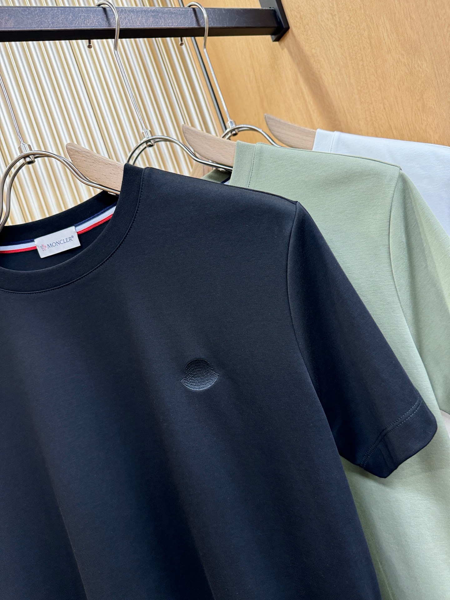 Moncler蒙口 顶级品质 2026新品短袖！原版定制面料，手感柔软。顶级进口私货，时尚设计潮流短袖，