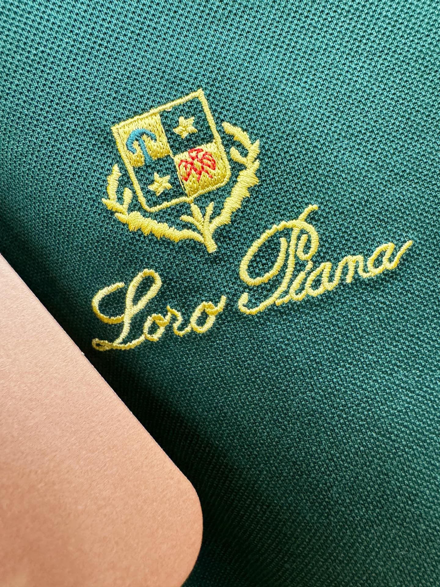 Loro Piana诺悠翩雅 2026春夏新款首发专柜最新款翻领短袖，珠地丝光棉面料，高端订制 设计前卫