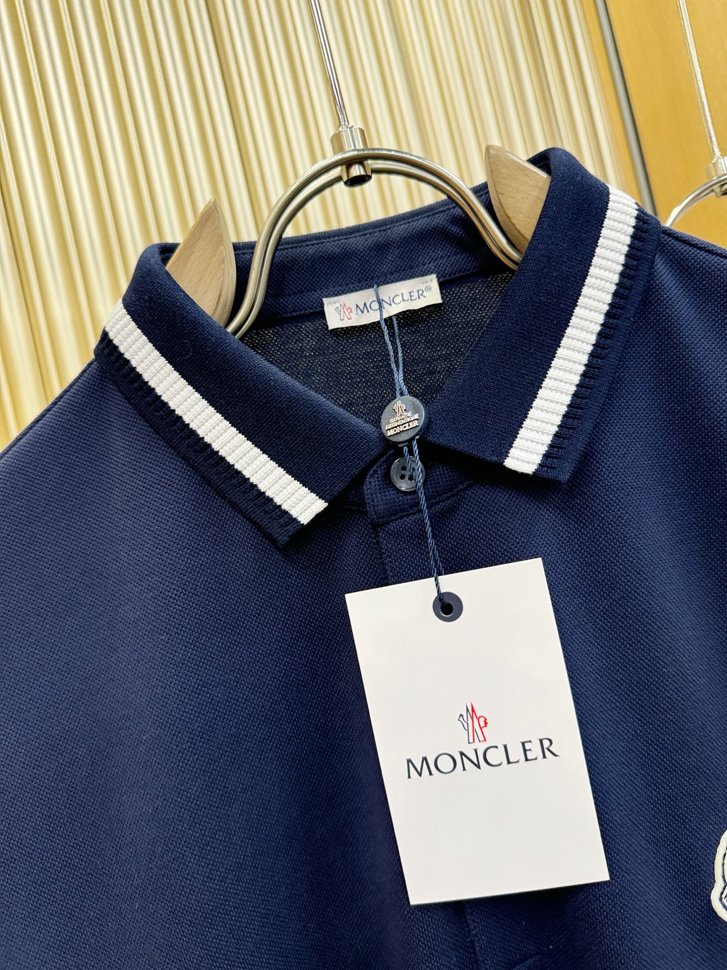 Moncler蒙口 2026春夏新款首发专柜最新款翻领短袖，珠地丝光棉面料，清爽透气。高端订制 设计前卫