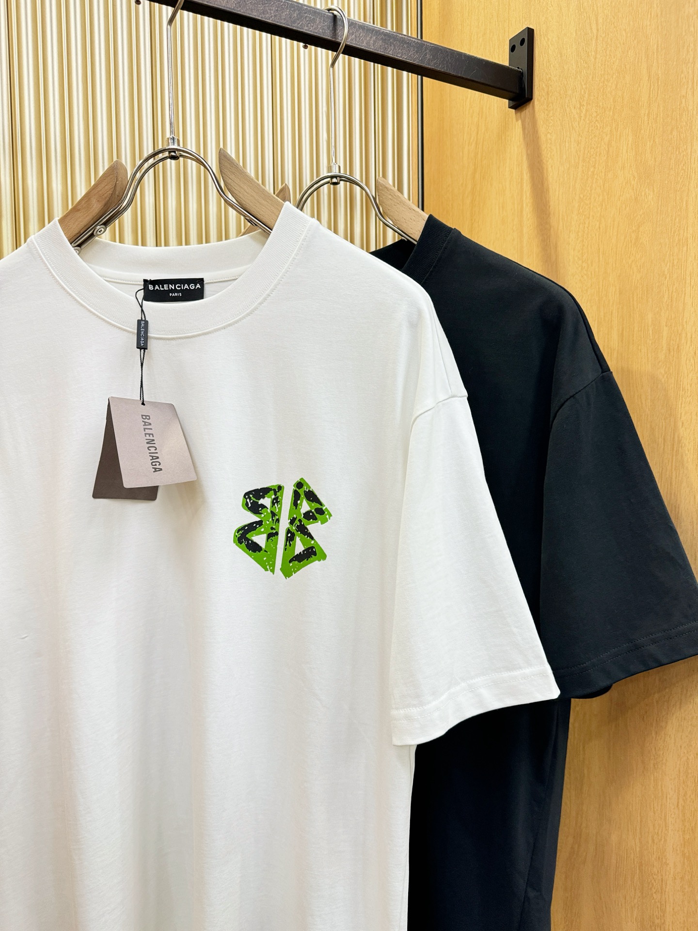 Balenciaga巴黎世家 2026新款短袖T恤！走秀图案时尚休闲短袖T恤衫！设计logo设计！极具设