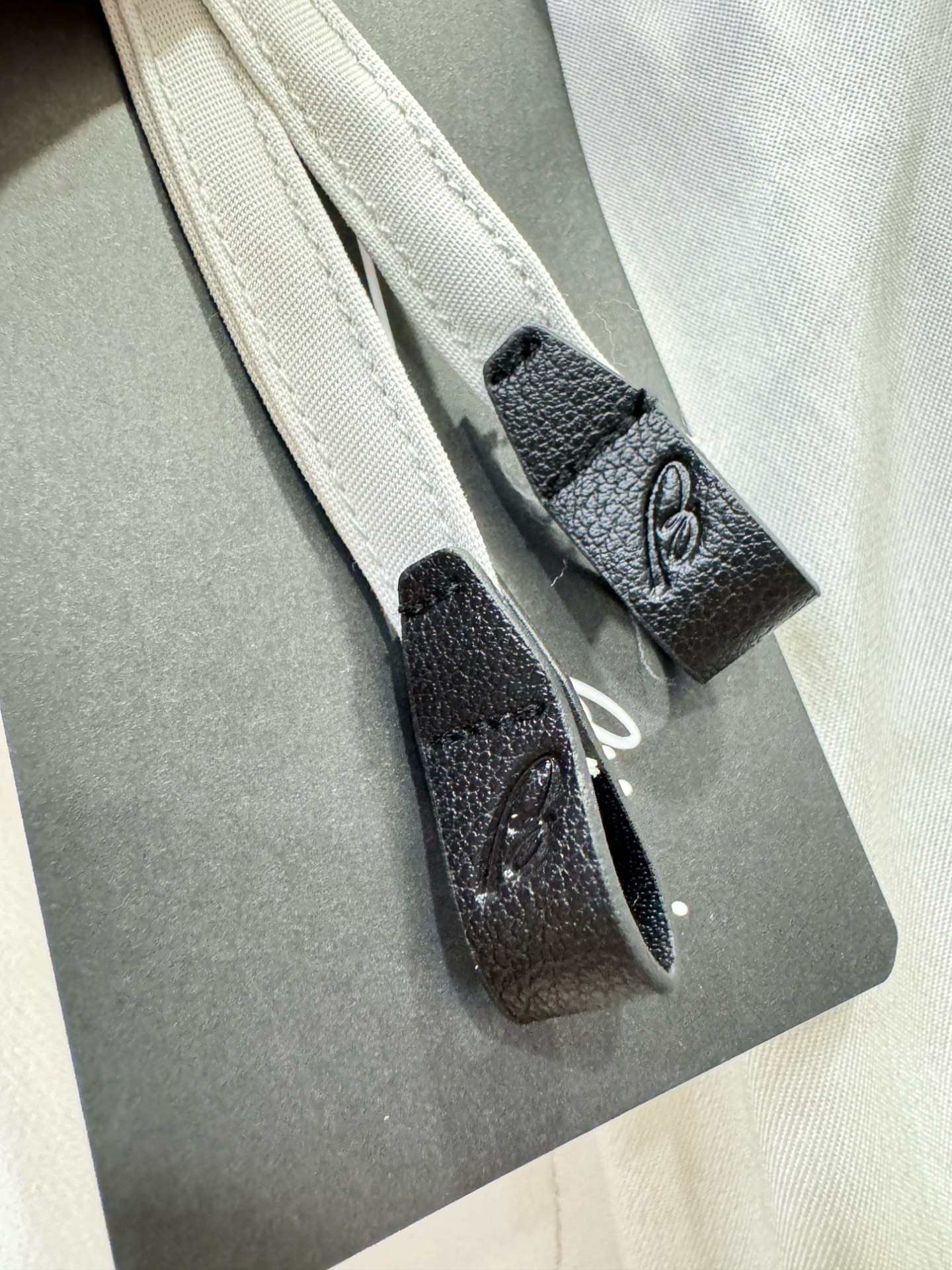 Brioni 布里奥尼 超火爆休闲裤，铜氨丝面料，柔软舒适有质感，原版五金配件，非常炫酷👍细节处理精致，
