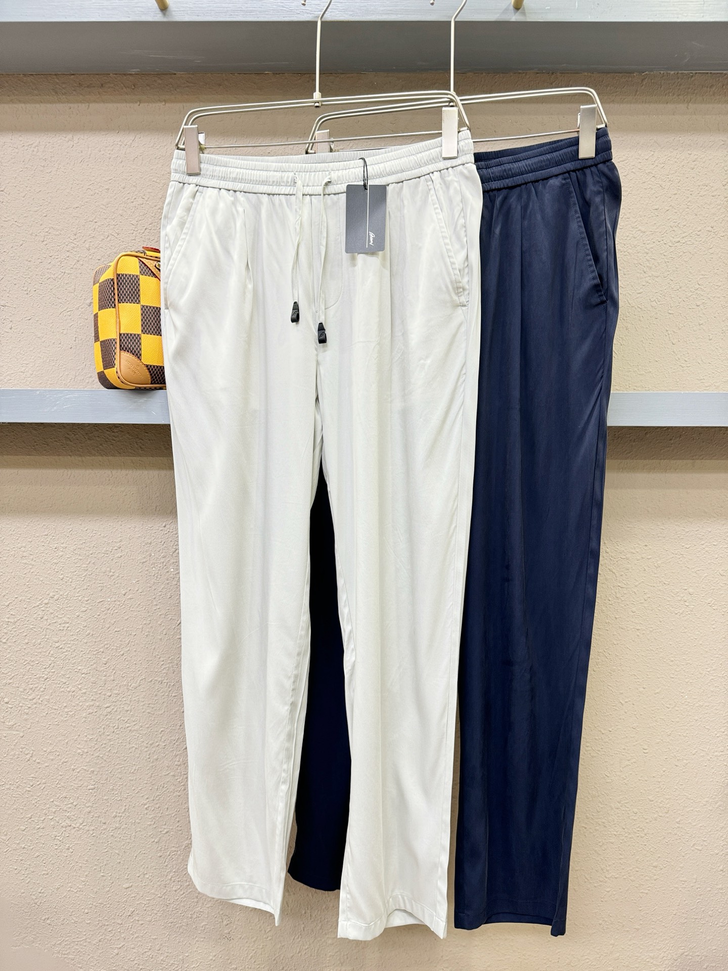 Brioni 布里奥尼 超火爆休闲裤，铜氨丝面料，柔软舒适有质感，原版五金配件，非常炫酷👍细节处理精致，