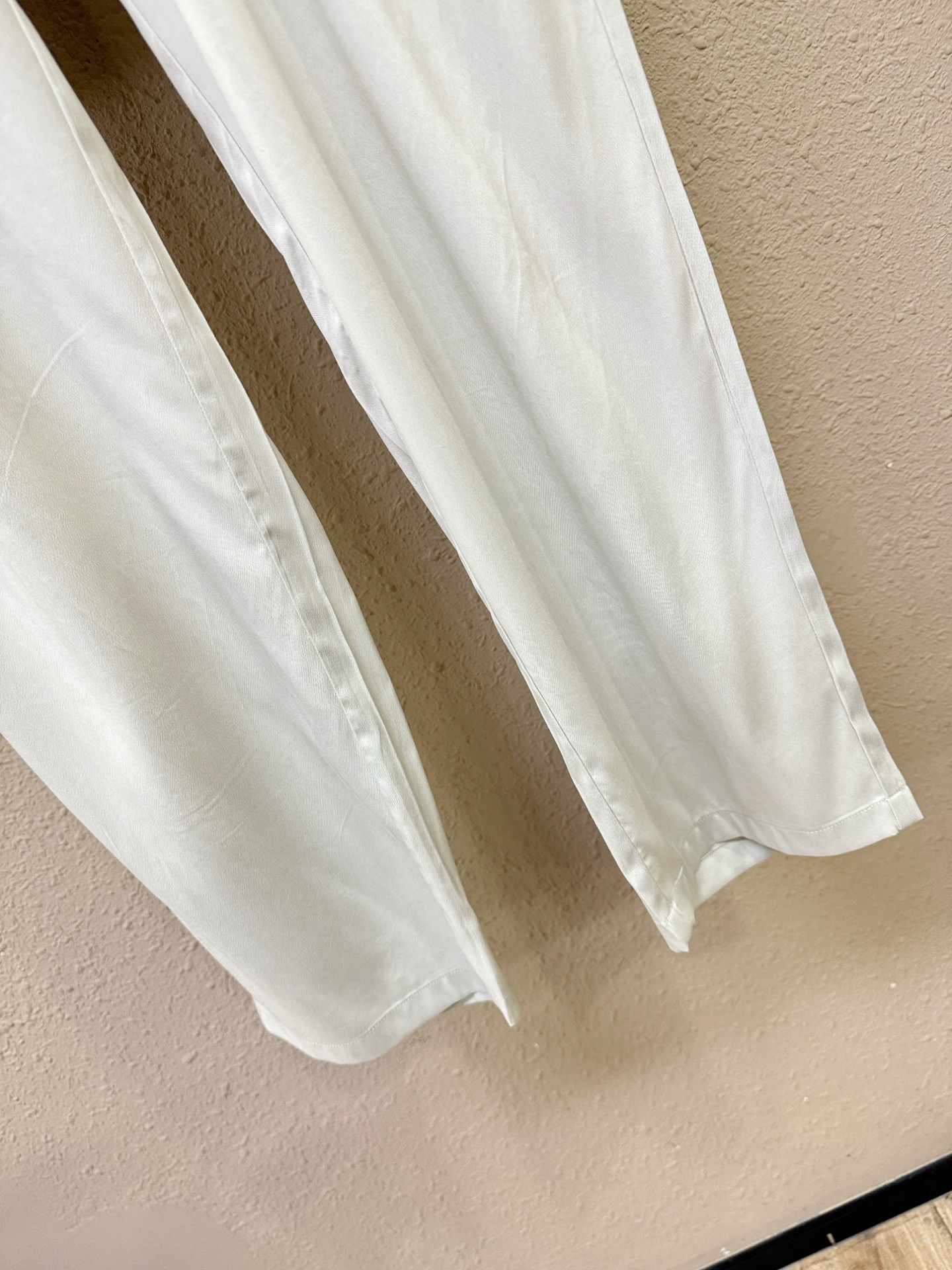 Brioni 布里奥尼 超火爆休闲裤，铜氨丝面料，柔软舒适有质感，原版五金配件，非常炫酷👍细节处理精致，