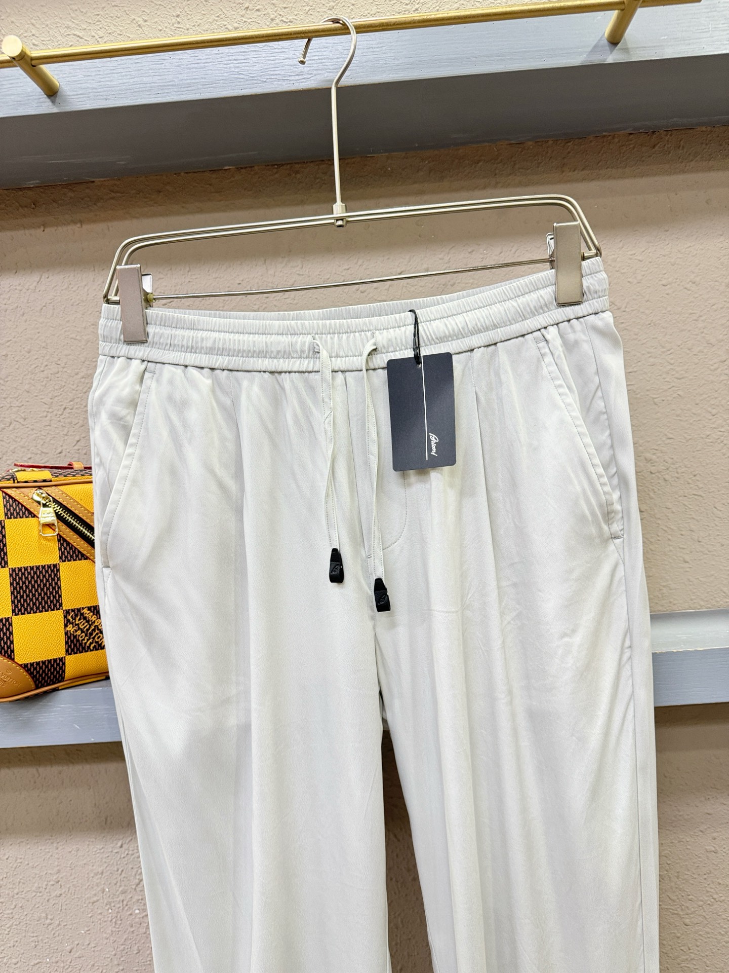 Brioni 布里奥尼 超火爆休闲裤，铜氨丝面料，柔软舒适有质感，原版五金配件，非常炫酷👍细节处理精致，