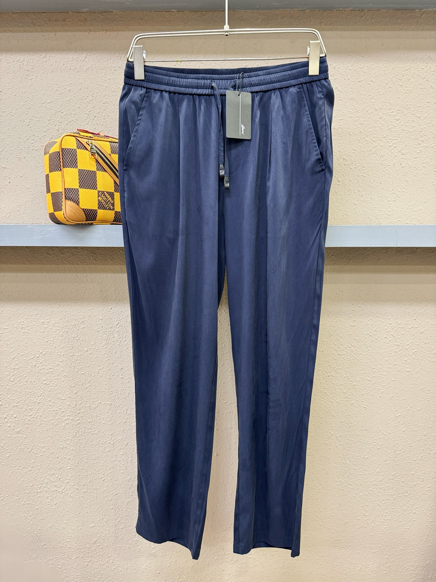 Brioni 布里奥尼 超火爆休闲裤，铜氨丝面料，柔软舒适有质感，原版五金配件，非常炫酷👍细节处理精致，