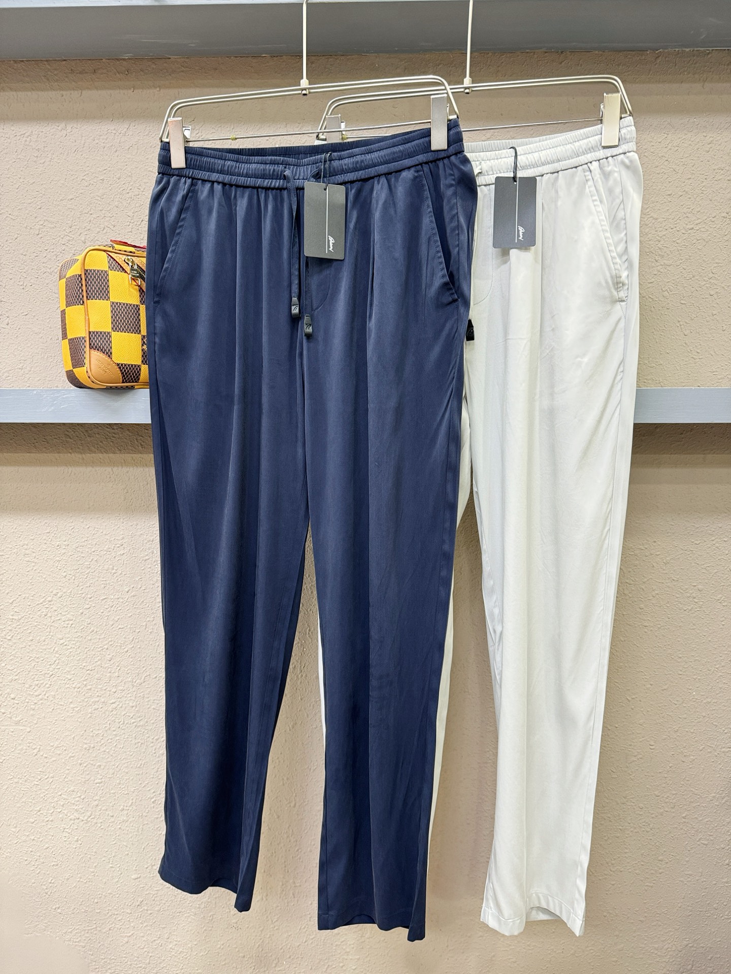 Brioni 布里奥尼 超火爆休闲裤，铜氨丝面料，柔软舒适有质感，原版五金配件，非常炫酷👍细节处理精致，