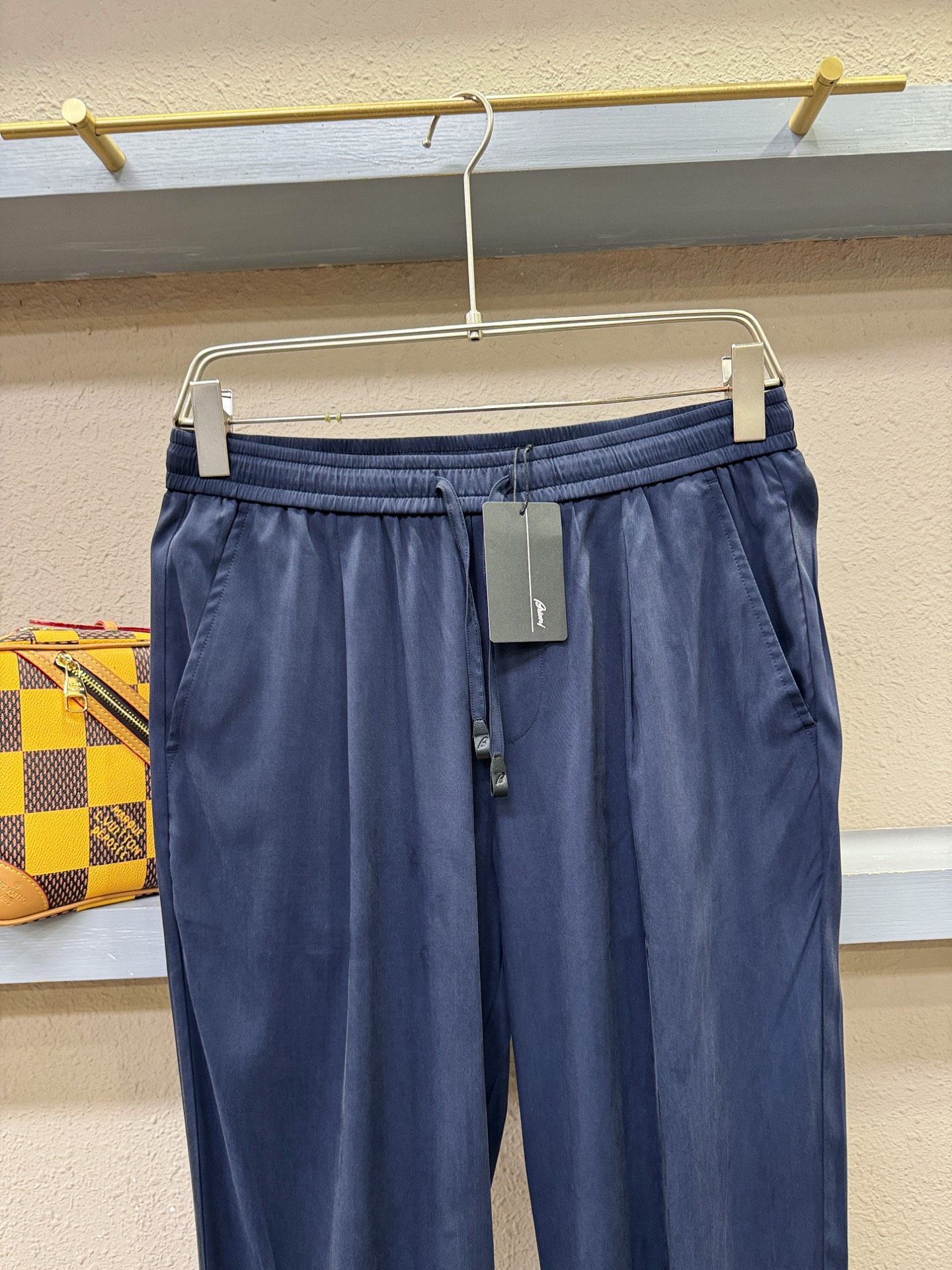 Brioni 布里奥尼 超火爆休闲裤，铜氨丝面料，柔软舒适有质感，原版五金配件，非常炫酷👍细节处理精致，
