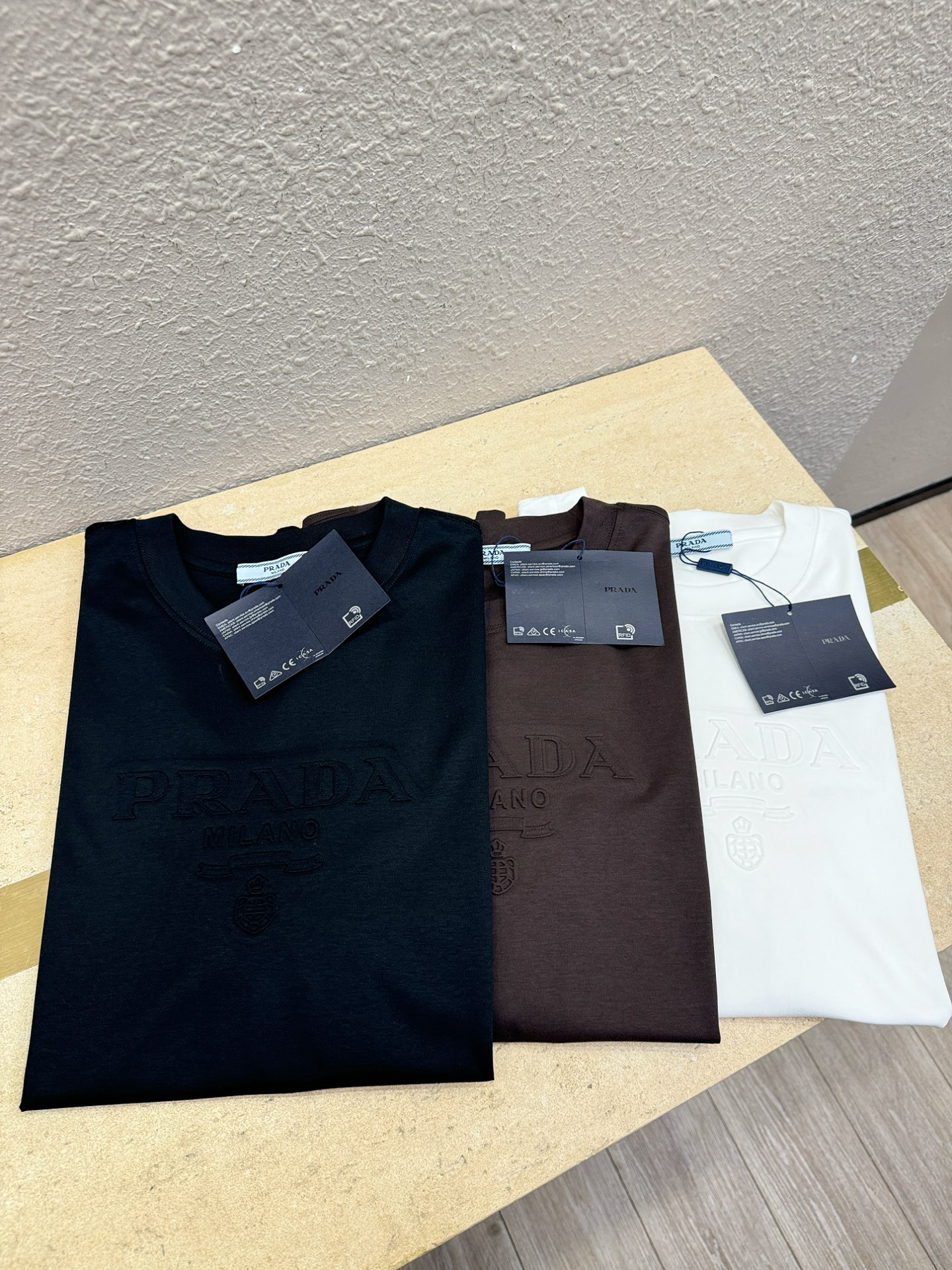 PRADA 普拉达 顶级品质 2026新品短袖！原版定制面料，手感柔软。顶级进口私货，时尚设计潮流短袖，