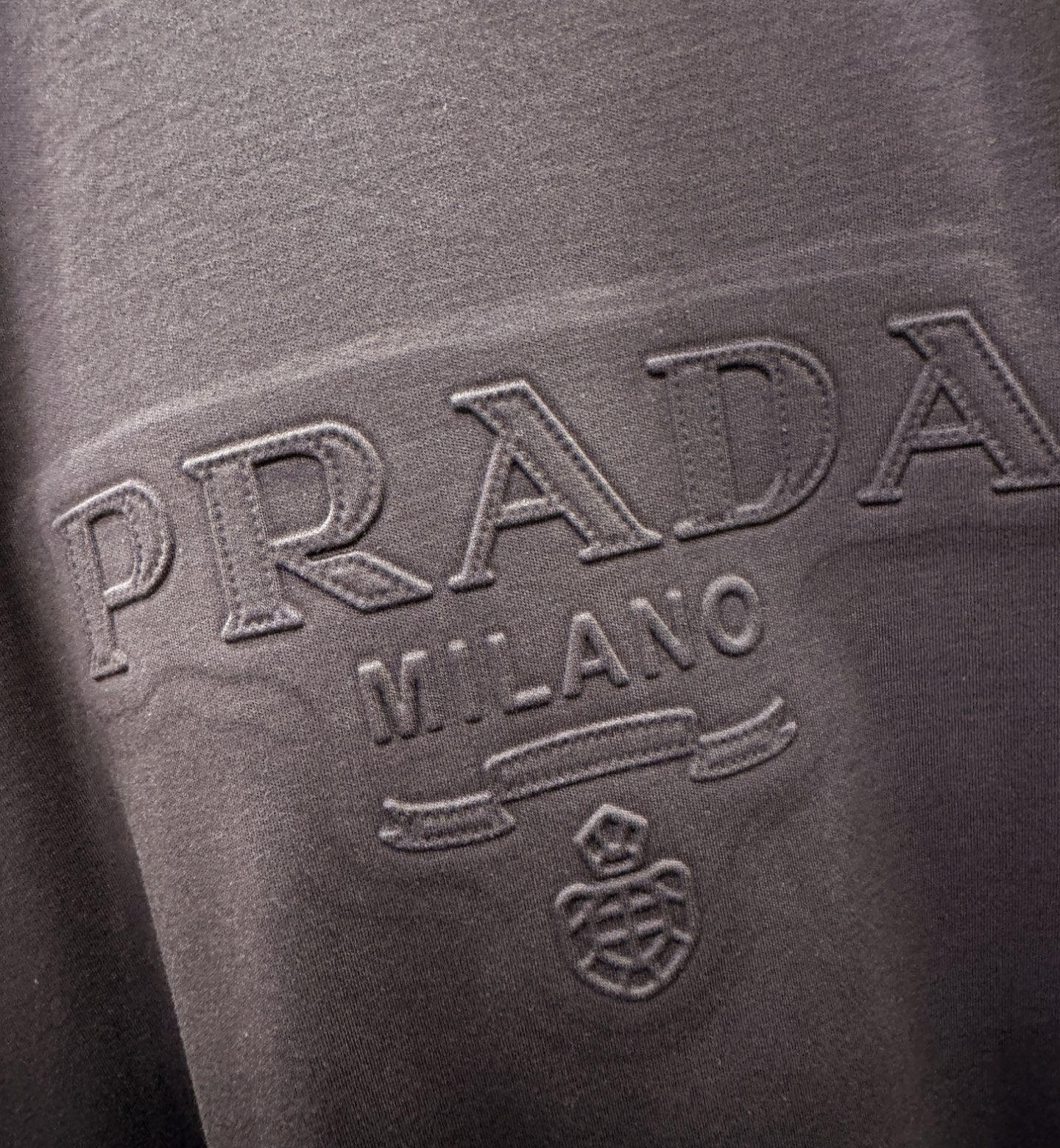 PRADA 普拉达 顶级品质 2026新品短袖！原版定制面料，手感柔软。顶级进口私货，时尚设计潮流短袖，