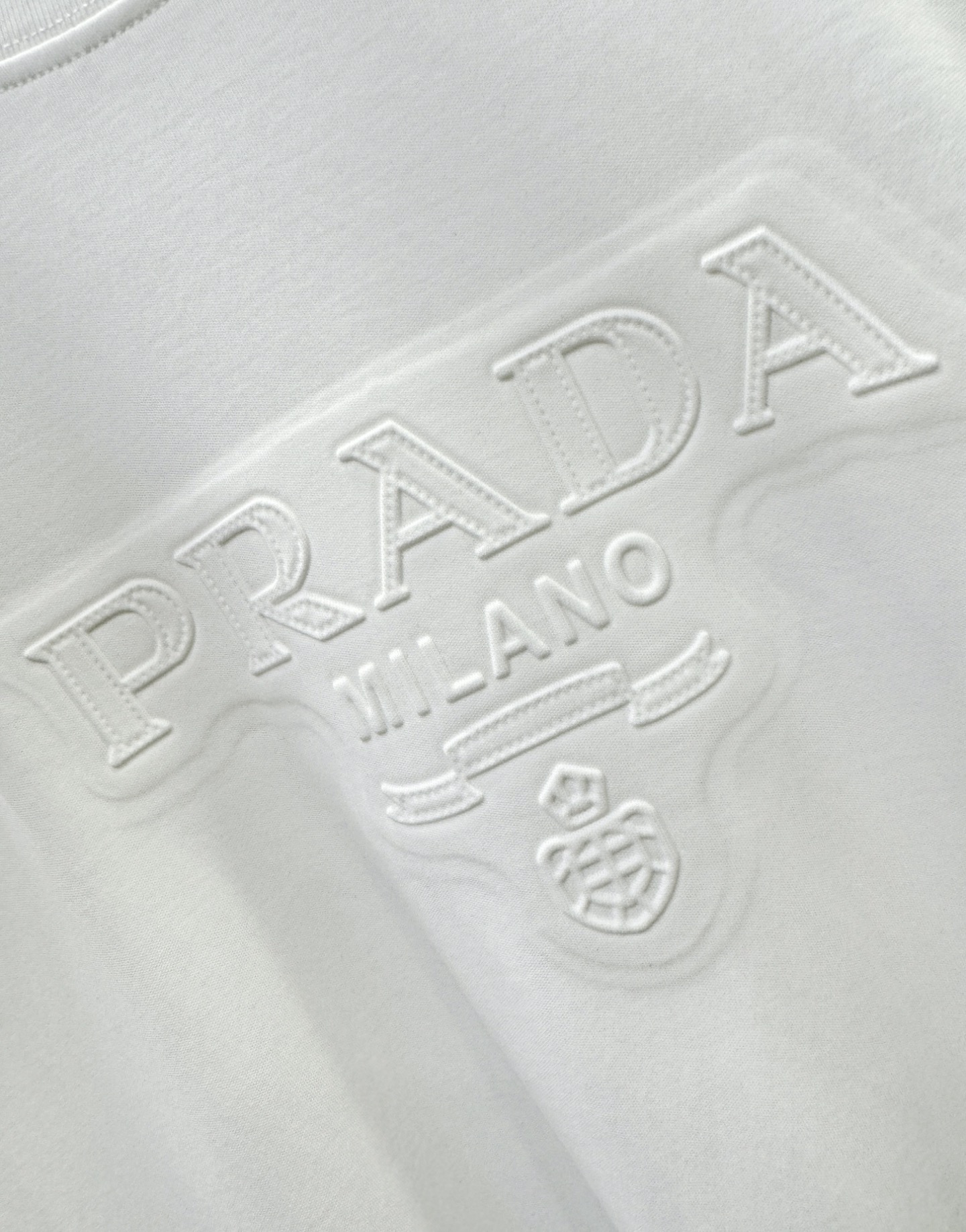PRADA 普拉达 顶级品质 2026新品短袖！原版定制面料，手感柔软。顶级进口私货，时尚设计潮流短袖，