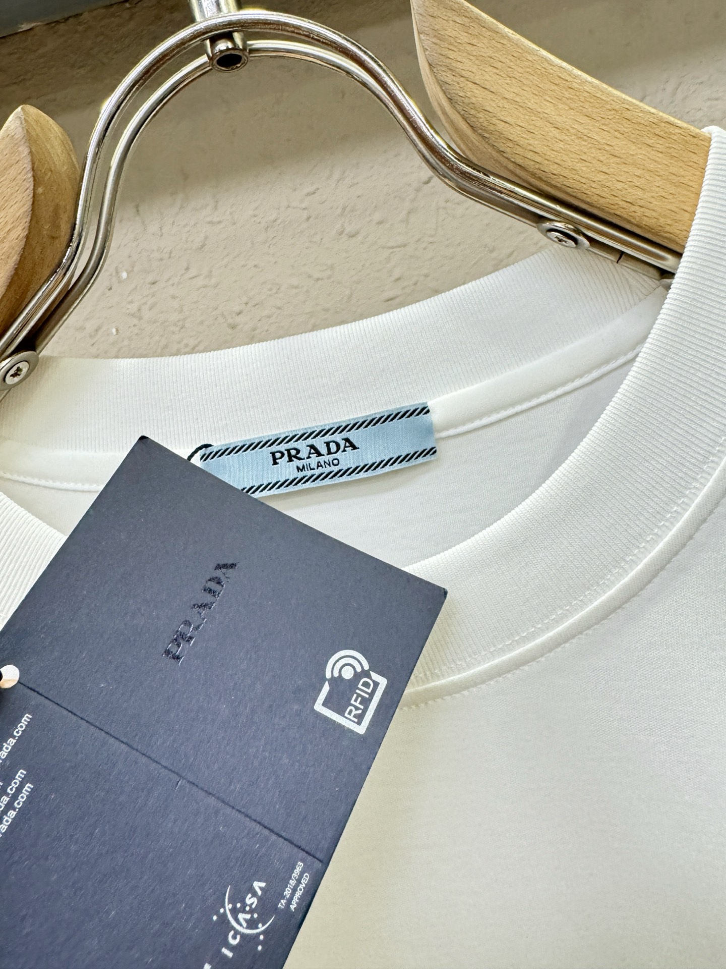 PRADA 普拉达 顶级品质 2026新品短袖！原版定制面料，手感柔软。顶级进口私货，时尚设计潮流短袖，