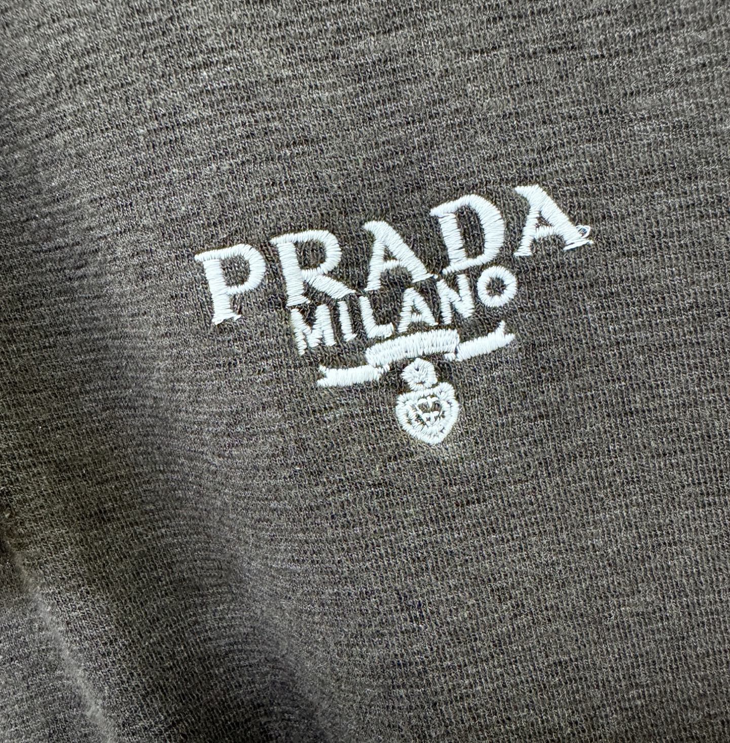 PRADA普拉达 2026新品短袖！原版定制面料，手感柔软。顶级进口私货，时尚设计潮流短袖，不失奢华 品