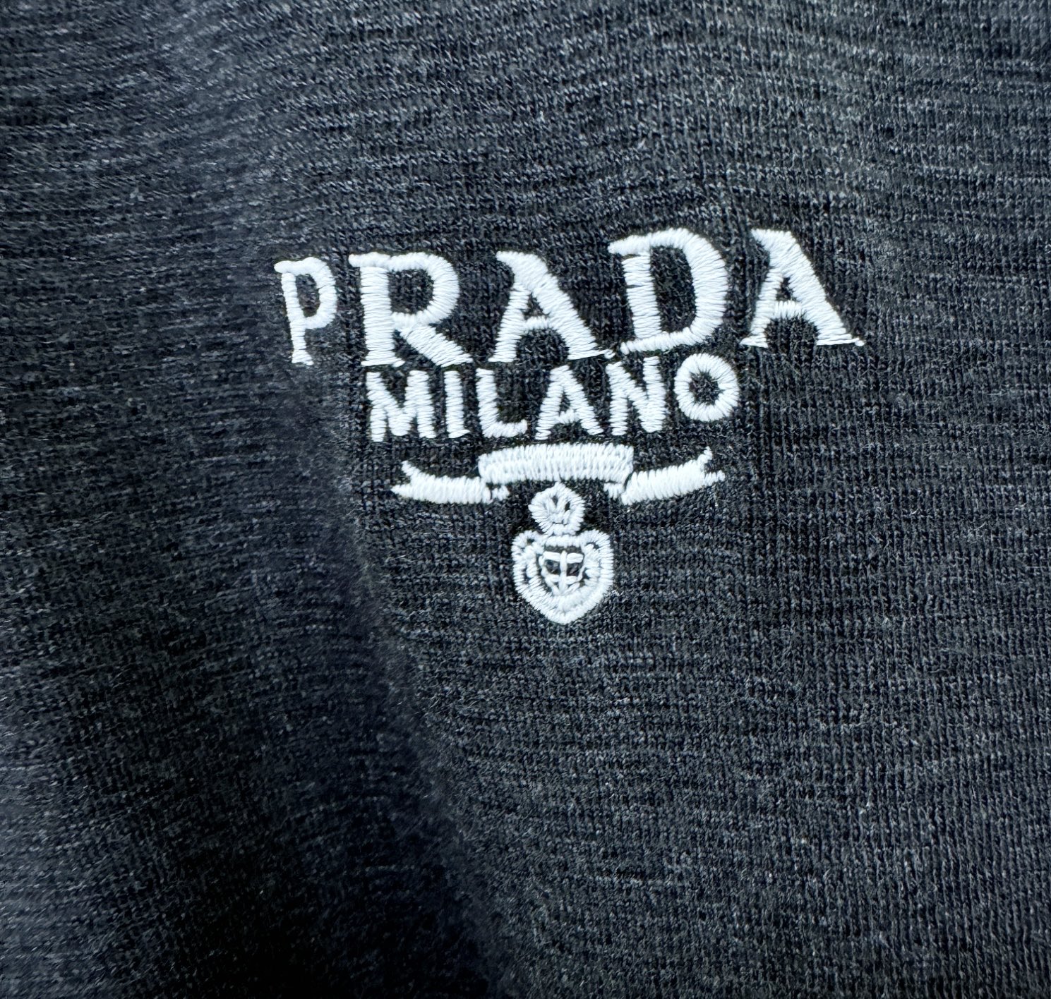 PRADA普拉达 2026新品短袖！原版定制面料，手感柔软。顶级进口私货，时尚设计潮流短袖，不失奢华 品