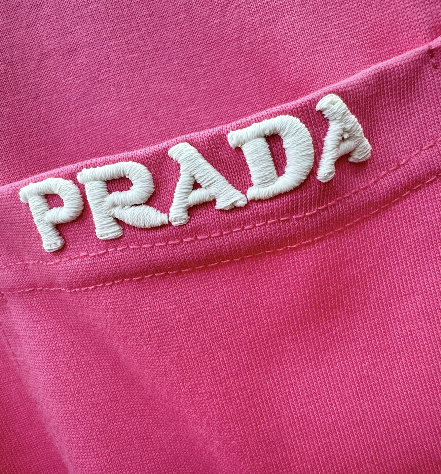 PRADA普拉达 2026新款短袖T恤！走秀图案时尚休闲短袖T恤衫！设计logo设计！极具设计精选客供面