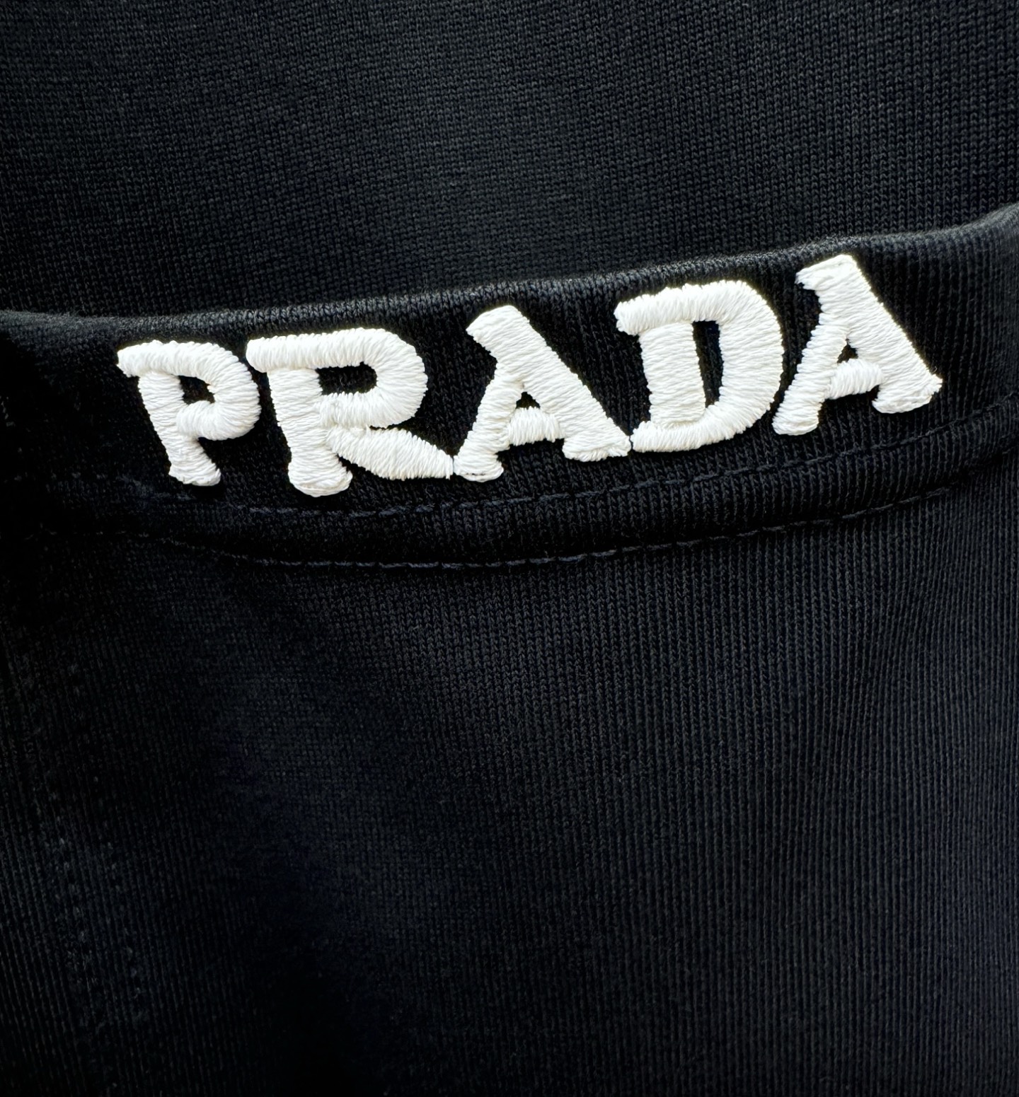PRADA普拉达 2026新款短袖T恤！走秀图案时尚休闲短袖T恤衫！设计logo设计！极具设计精选客供面