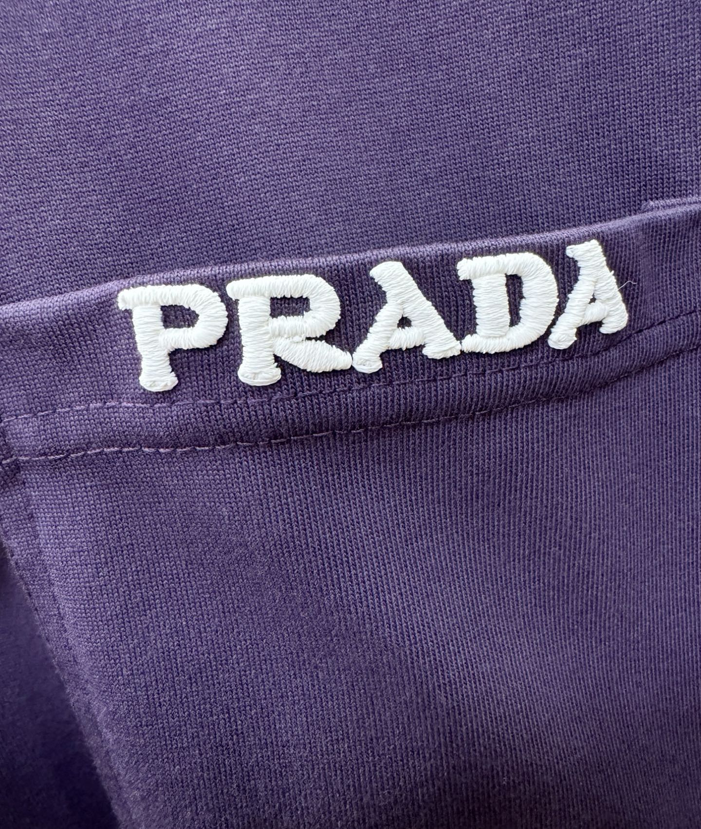 PRADA普拉达 2026新款短袖T恤！走秀图案时尚休闲短袖T恤衫！设计logo设计！极具设计精选客供面
