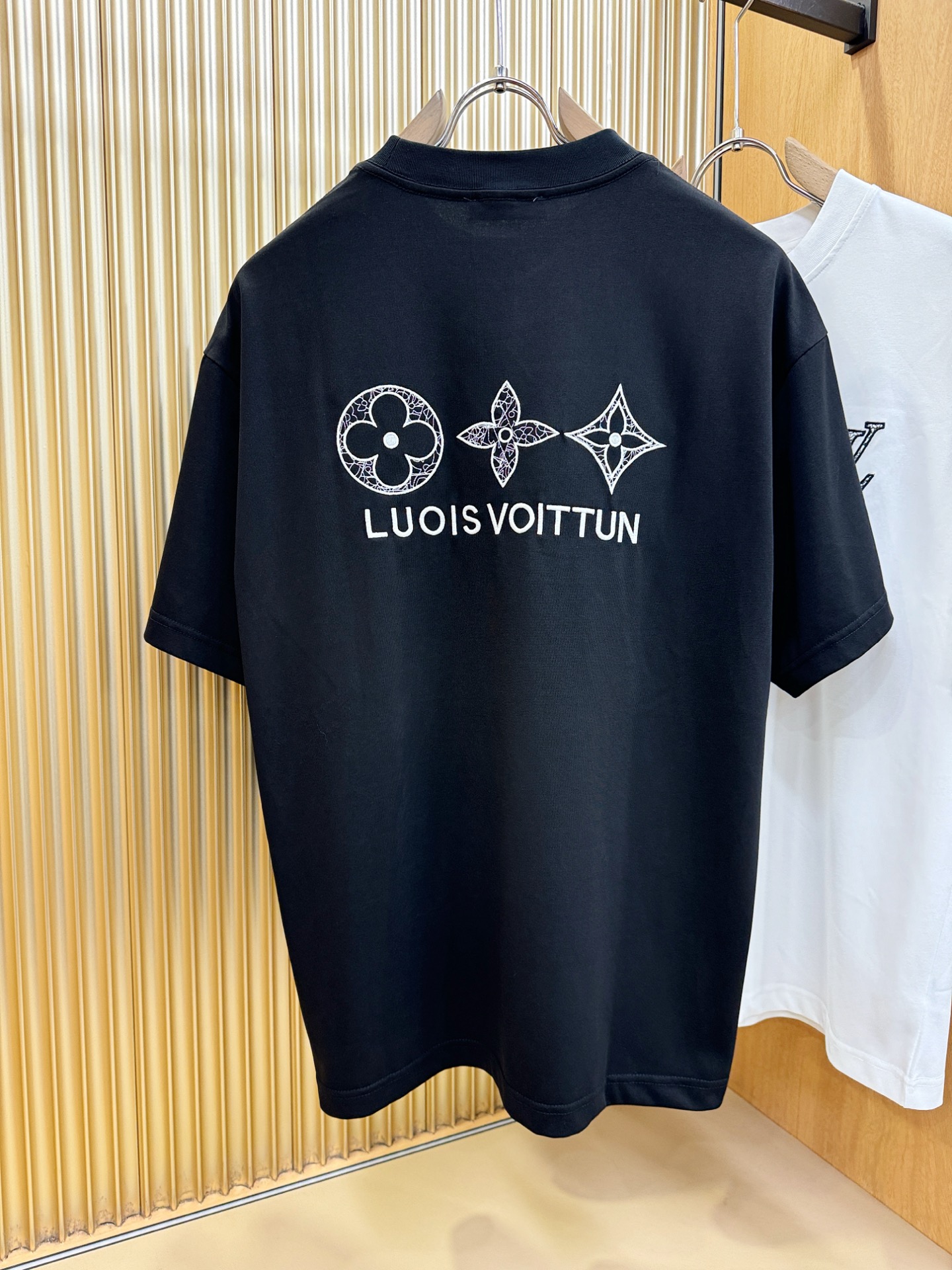 LV路易威登 2026新款短袖T恤！走秀图案时尚休闲短袖T恤衫！设计logo设计！极具设计精选客供面料，