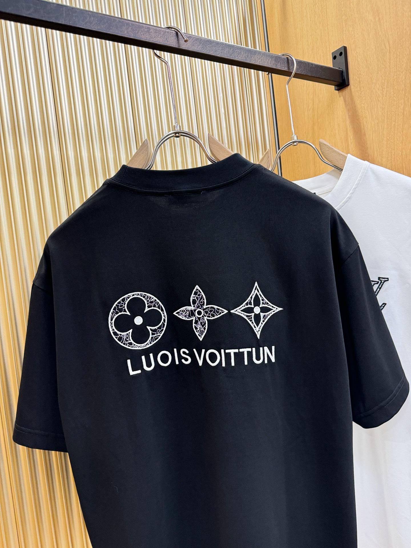 LV路易威登 2026新款短袖T恤！走秀图案时尚休闲短袖T恤衫！设计logo设计！极具设计精选客供面料，
