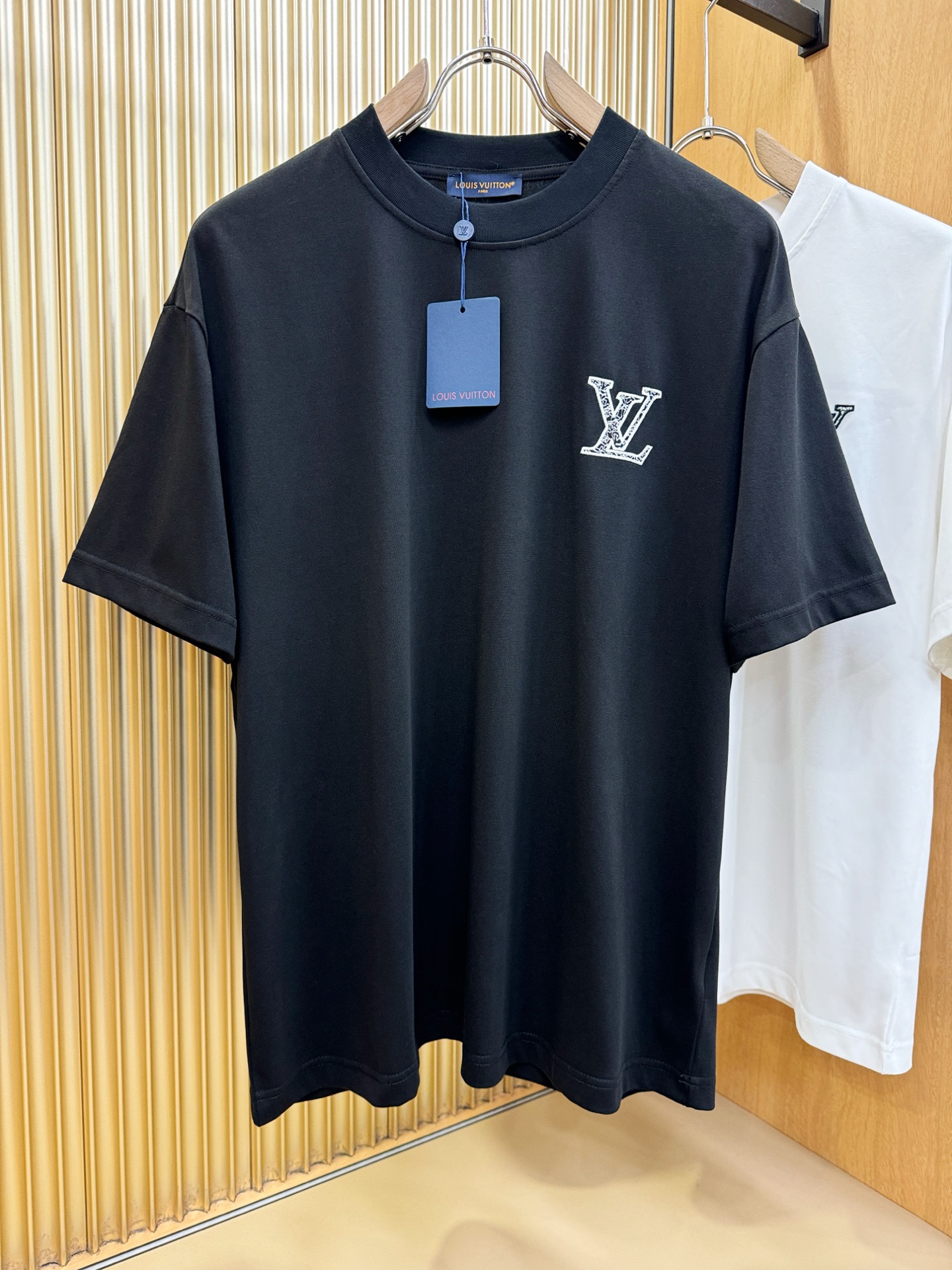 LV路易威登 2026新款短袖T恤！走秀图案时尚休闲短袖T恤衫！设计logo设计！极具设计精选客供面料，