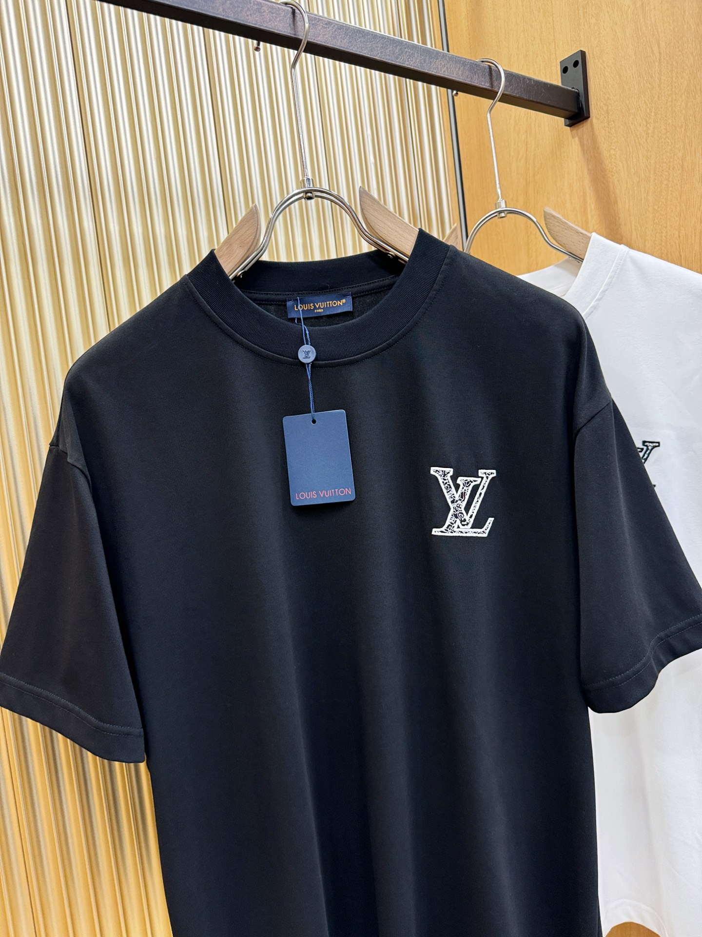 LV路易威登 2026新款短袖T恤！走秀图案时尚休闲短袖T恤衫！设计logo设计！极具设计精选客供面料，