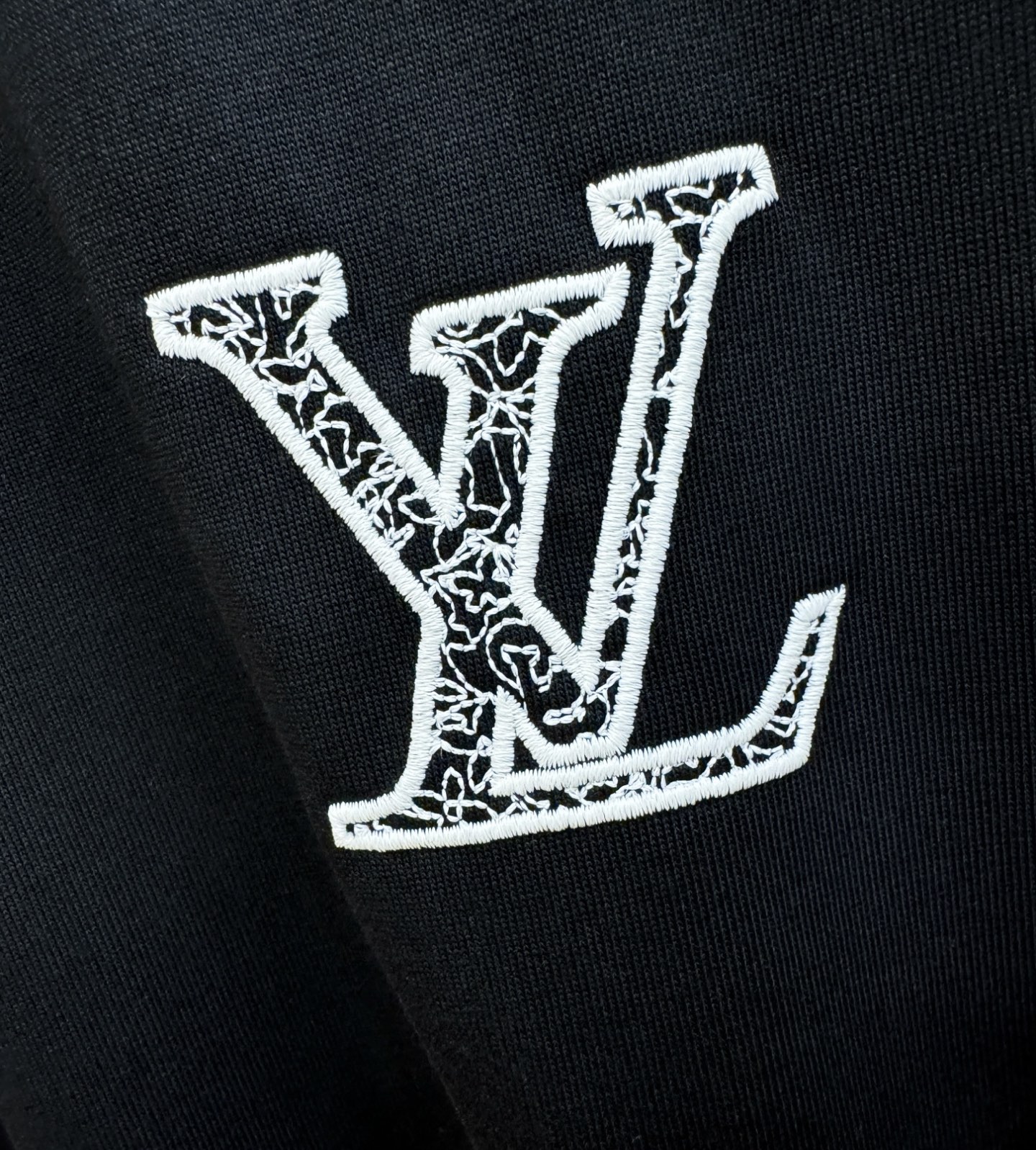 LV路易威登 2026新款短袖T恤！走秀图案时尚休闲短袖T恤衫！设计logo设计！极具设计精选客供面料，
