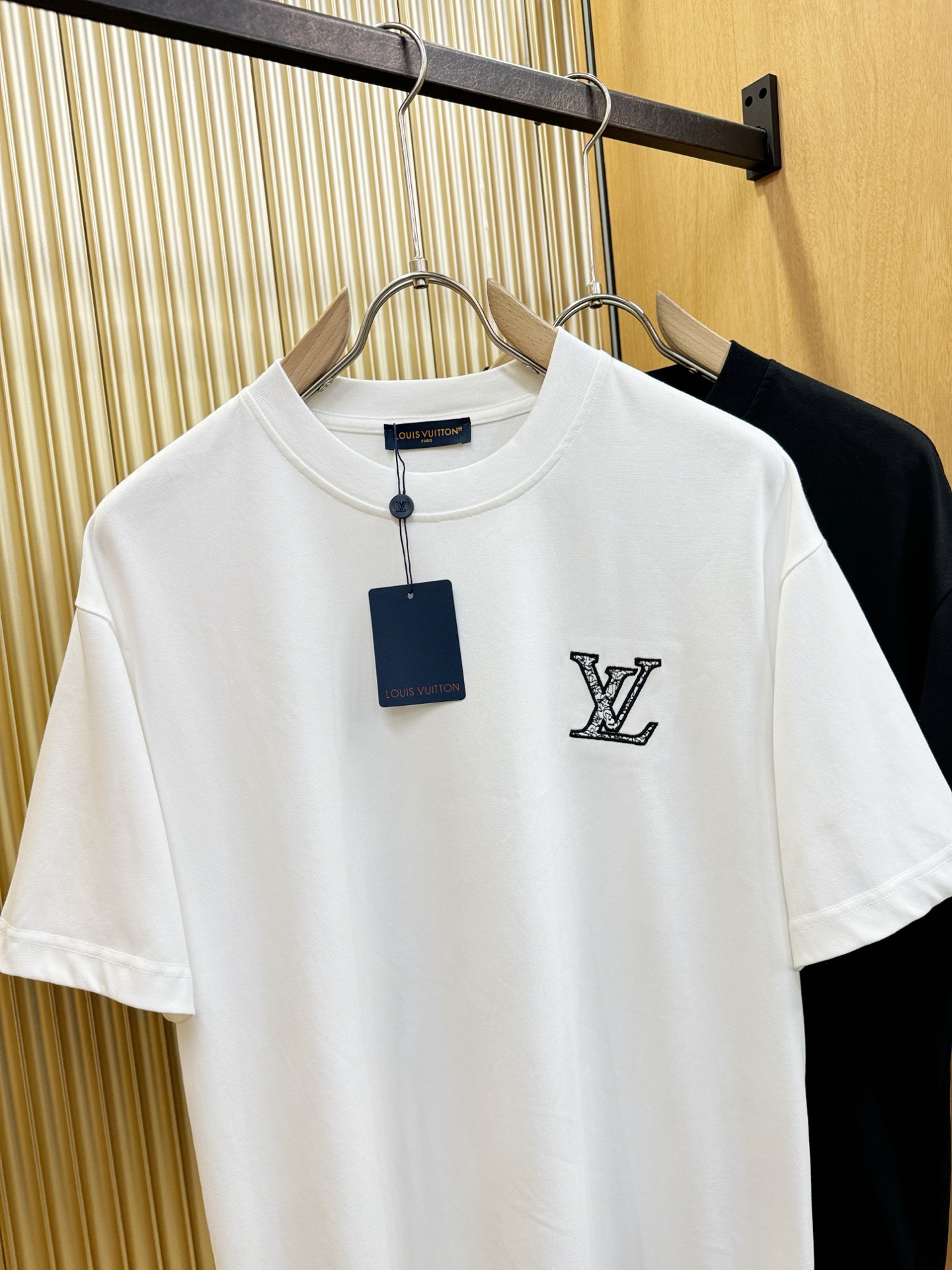 LV路易威登 2026新款短袖T恤！走秀图案时尚休闲短袖T恤衫！设计logo设计！极具设计精选客供面料，