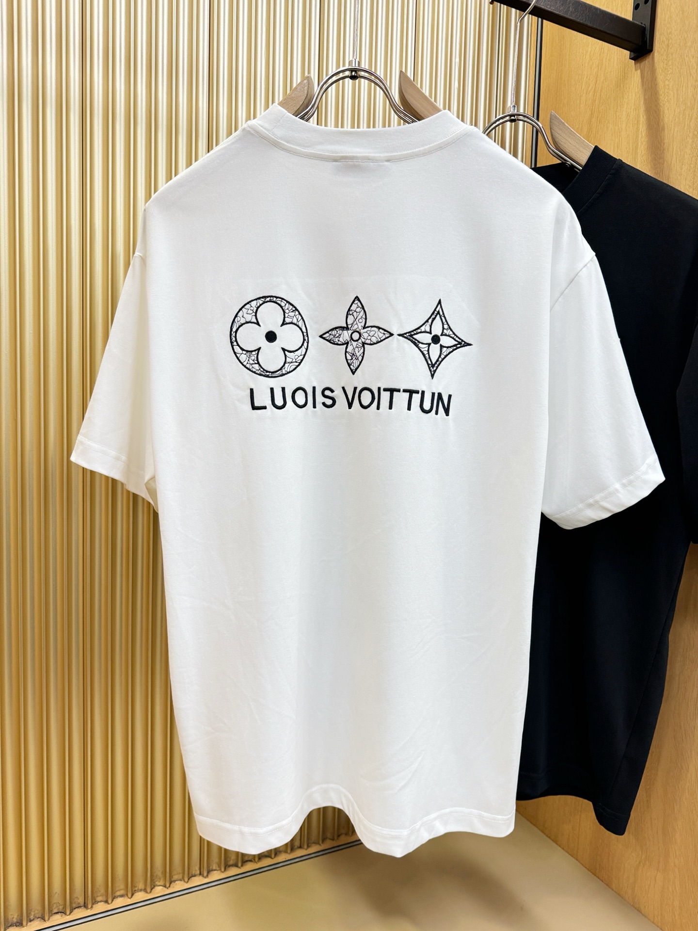 LV路易威登 2026新款短袖T恤！走秀图案时尚休闲短袖T恤衫！设计logo设计！极具设计精选客供面料，