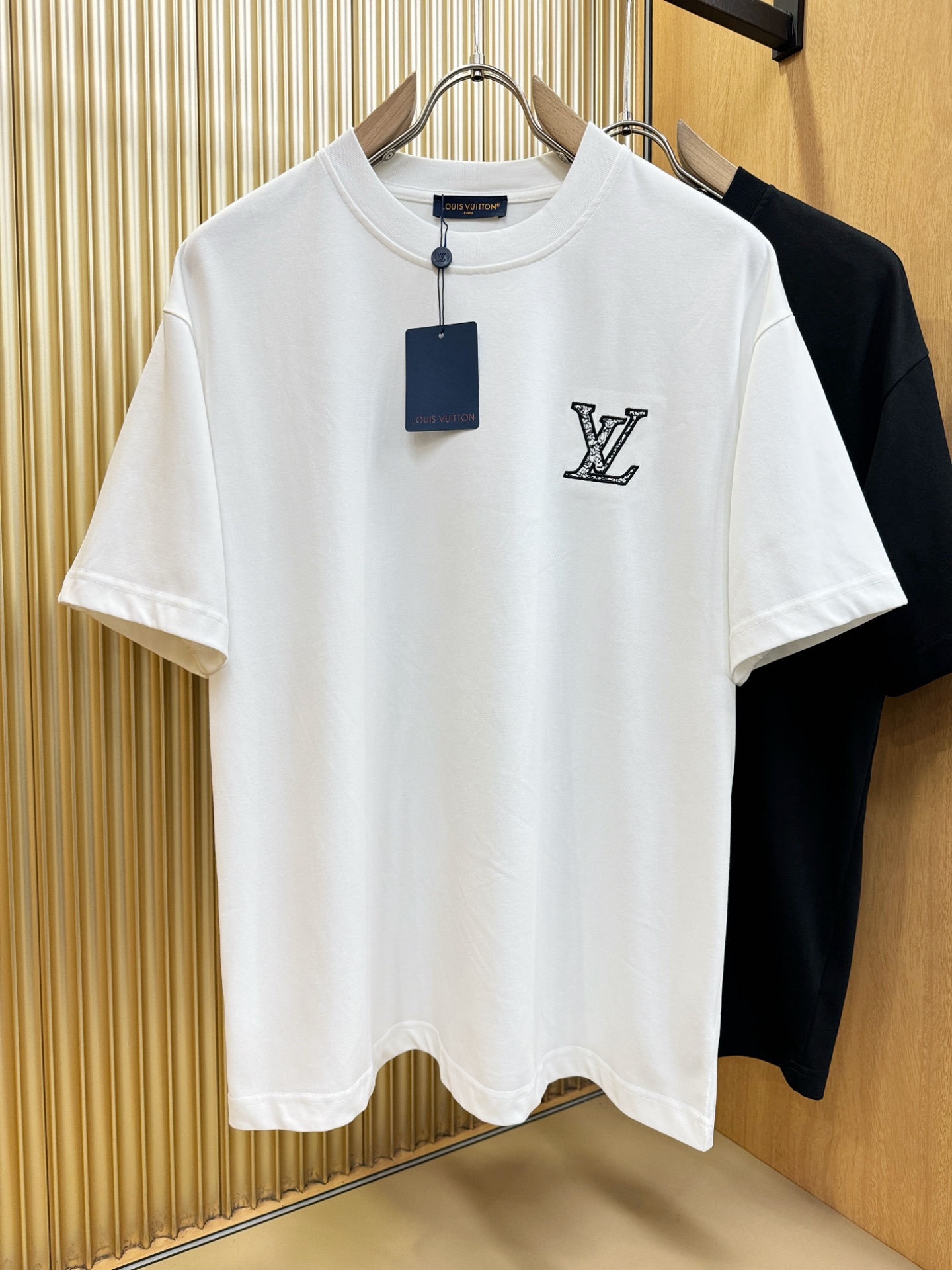 LV路易威登 2026新款短袖T恤！走秀图案时尚休闲短袖T恤衫！设计logo设计！极具设计精选客供面料，