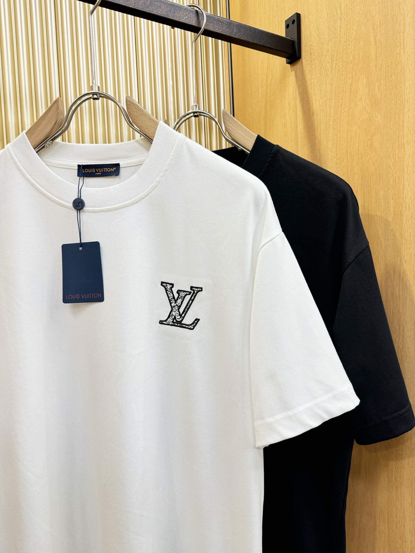 LV路易威登 2026新款短袖T恤！走秀图案时尚休闲短袖T恤衫！设计logo设计！极具设计精选客供面料，