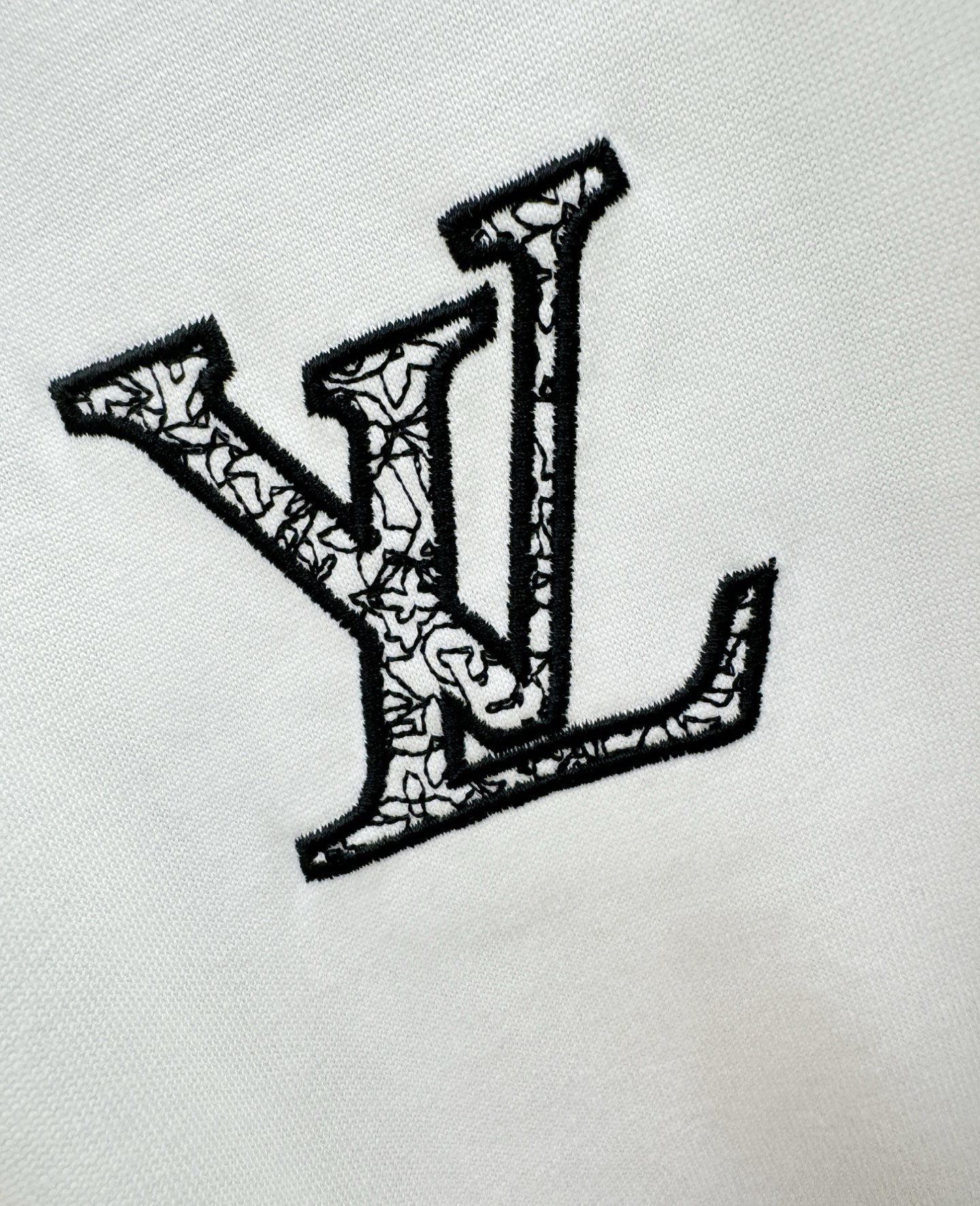 LV路易威登 2026新款短袖T恤！走秀图案时尚休闲短袖T恤衫！设计logo设计！极具设计精选客供面料，
