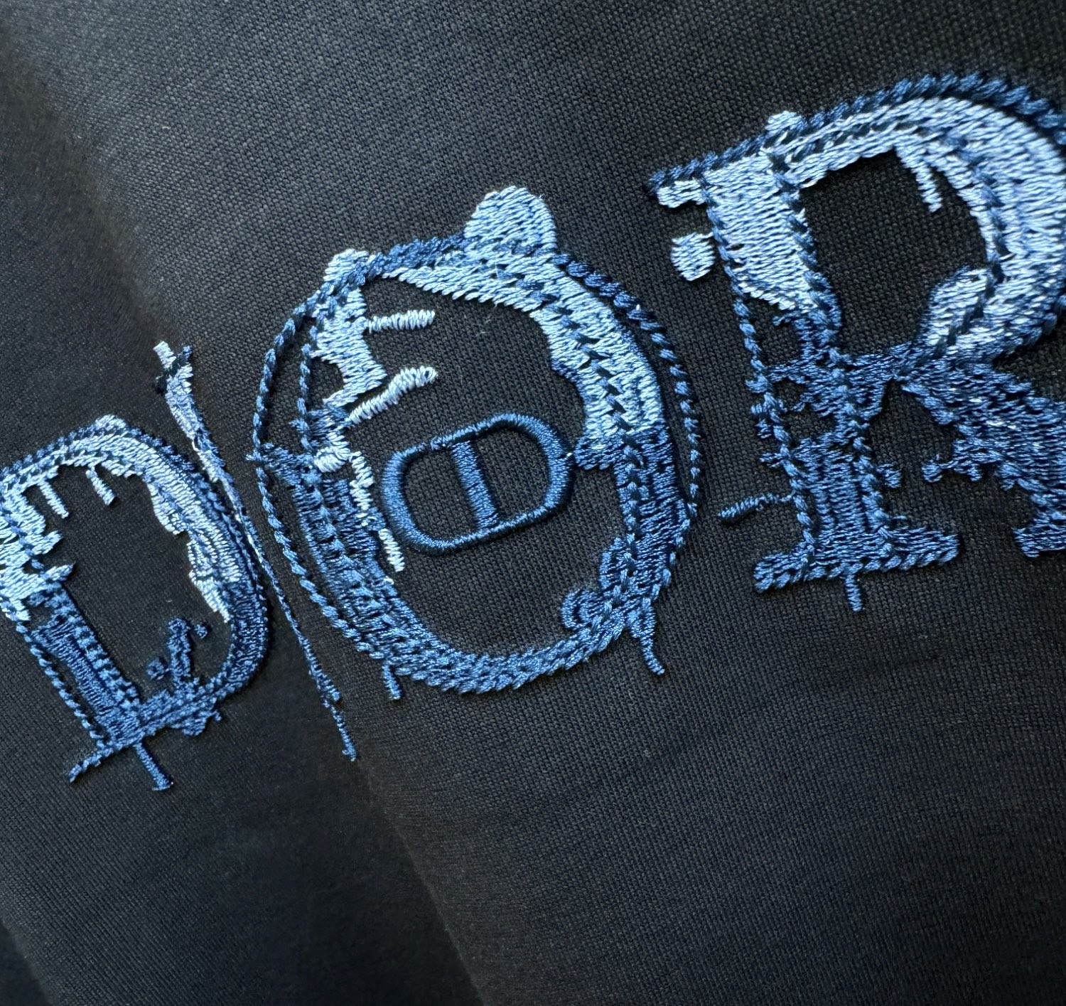 Dior迪奥 2026新款短袖T恤！走秀图案时尚休闲短袖T恤衫！设计logo设计！极具设计精选客供面料，