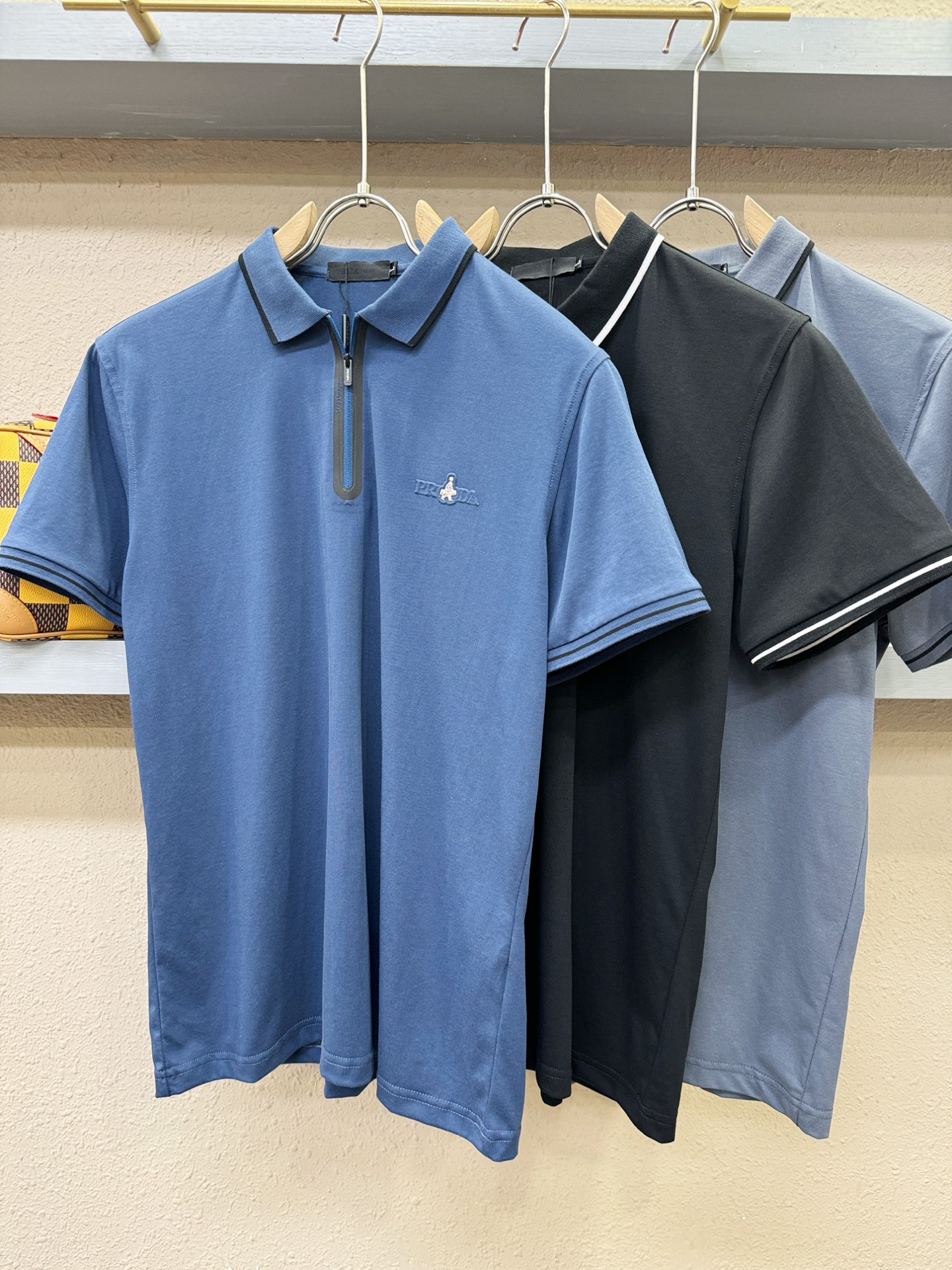 PRADA普拉达 2026官方新款 专柜同步上市 男士翻领短袖POLO衫，高端主线系列，进口面料，质感一