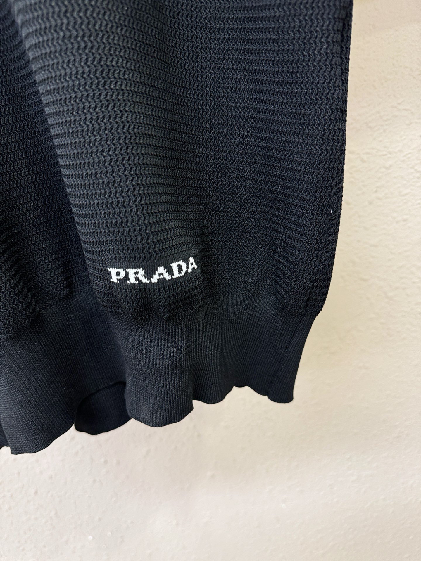 PRADA普拉达 顶级品质 2026春夏新品短袖针织衫，桑蚕丝伊力特面料，手感柔软。顶级进口私货，时间设