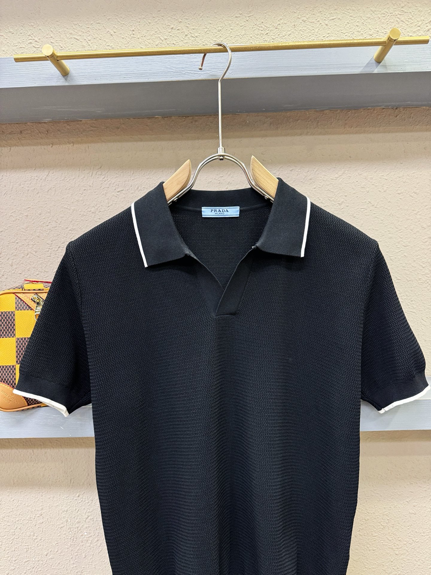 PRADA普拉达 顶级品质 2026春夏新品短袖针织衫，桑蚕丝伊力特面料，手感柔软。顶级进口私货，时间设