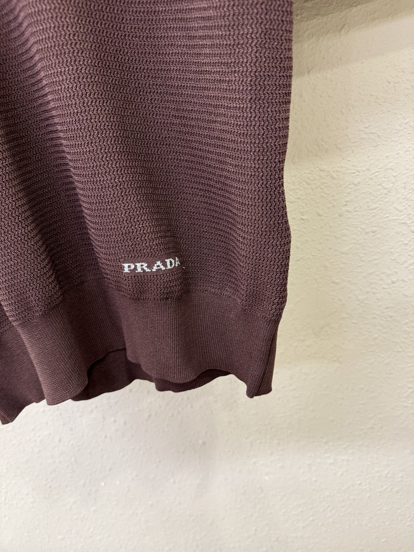 PRADA普拉达 顶级品质 2026春夏新品短袖针织衫，桑蚕丝伊力特面料，手感柔软。顶级进口私货，时间设