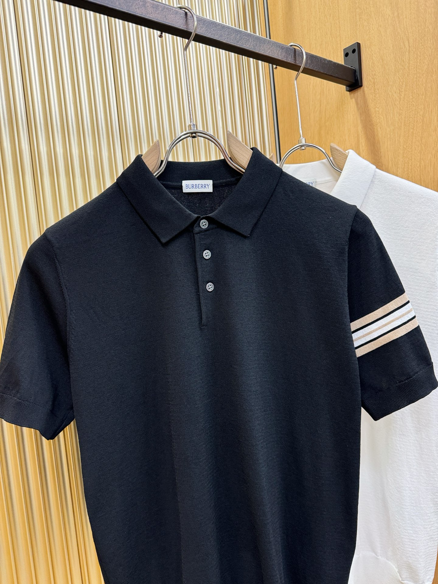 BURBERRY巴宝莉 顶级品质 2026春夏新品短袖针织衫，桑蚕丝伊力特面料，手感柔软。顶级进口私货，